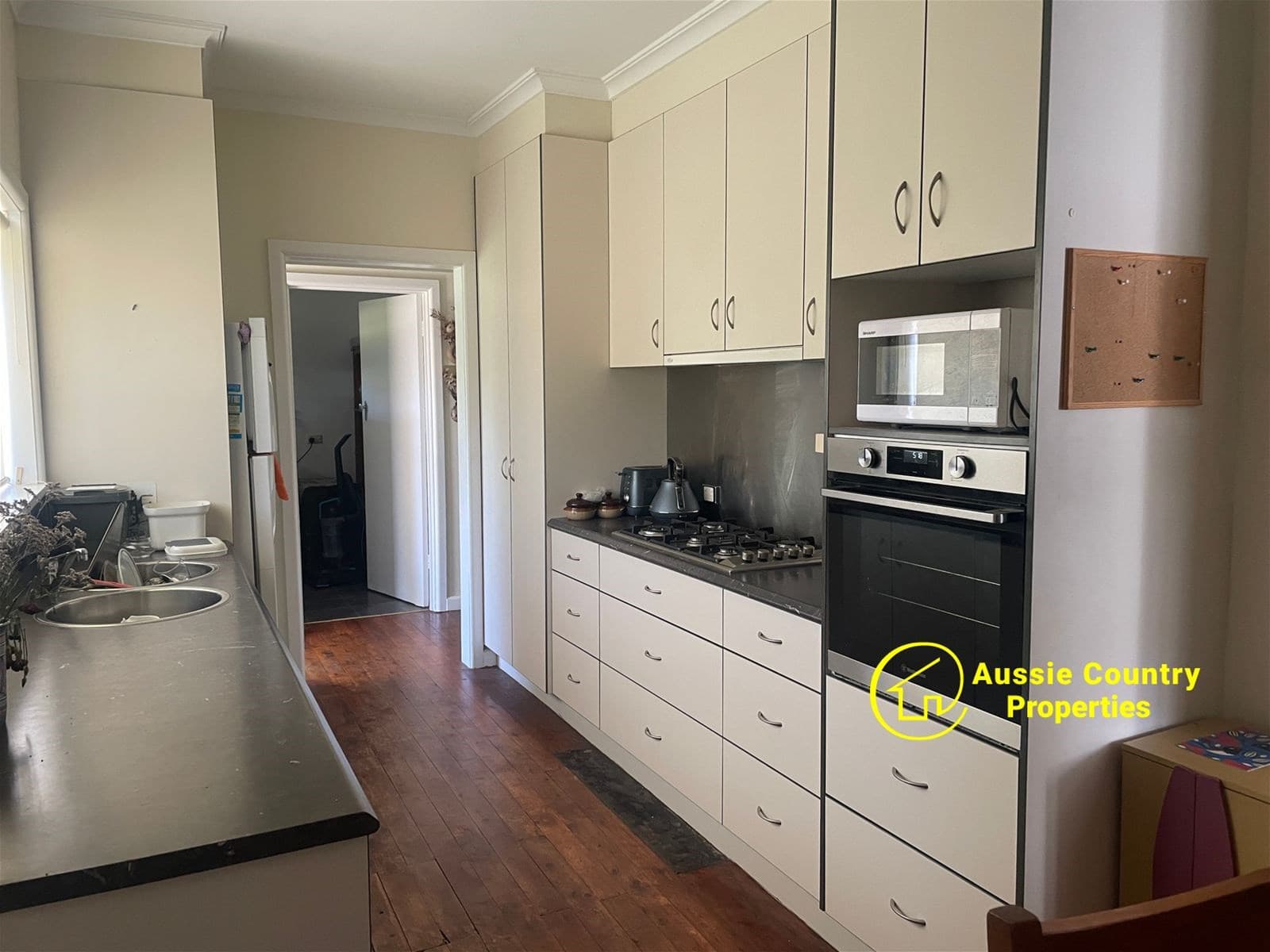 38 Cobram Street BERRIGAN NSW, Berrigan - Thumbnail 2