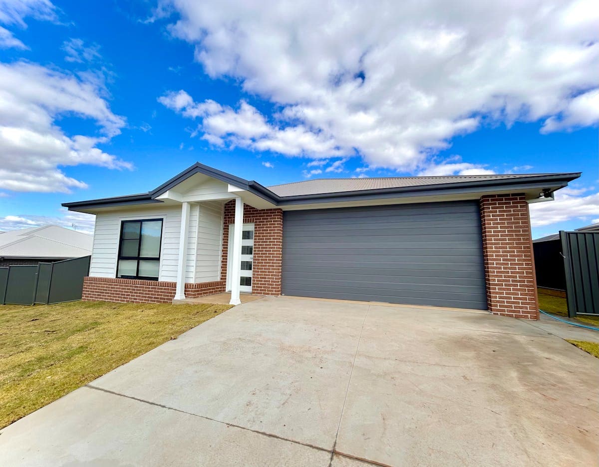 9 Crested Avenue, Tamworth - Image 1