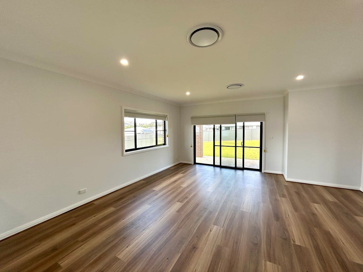 9 Crested Avenue, Tamworth - Thumbnail 3