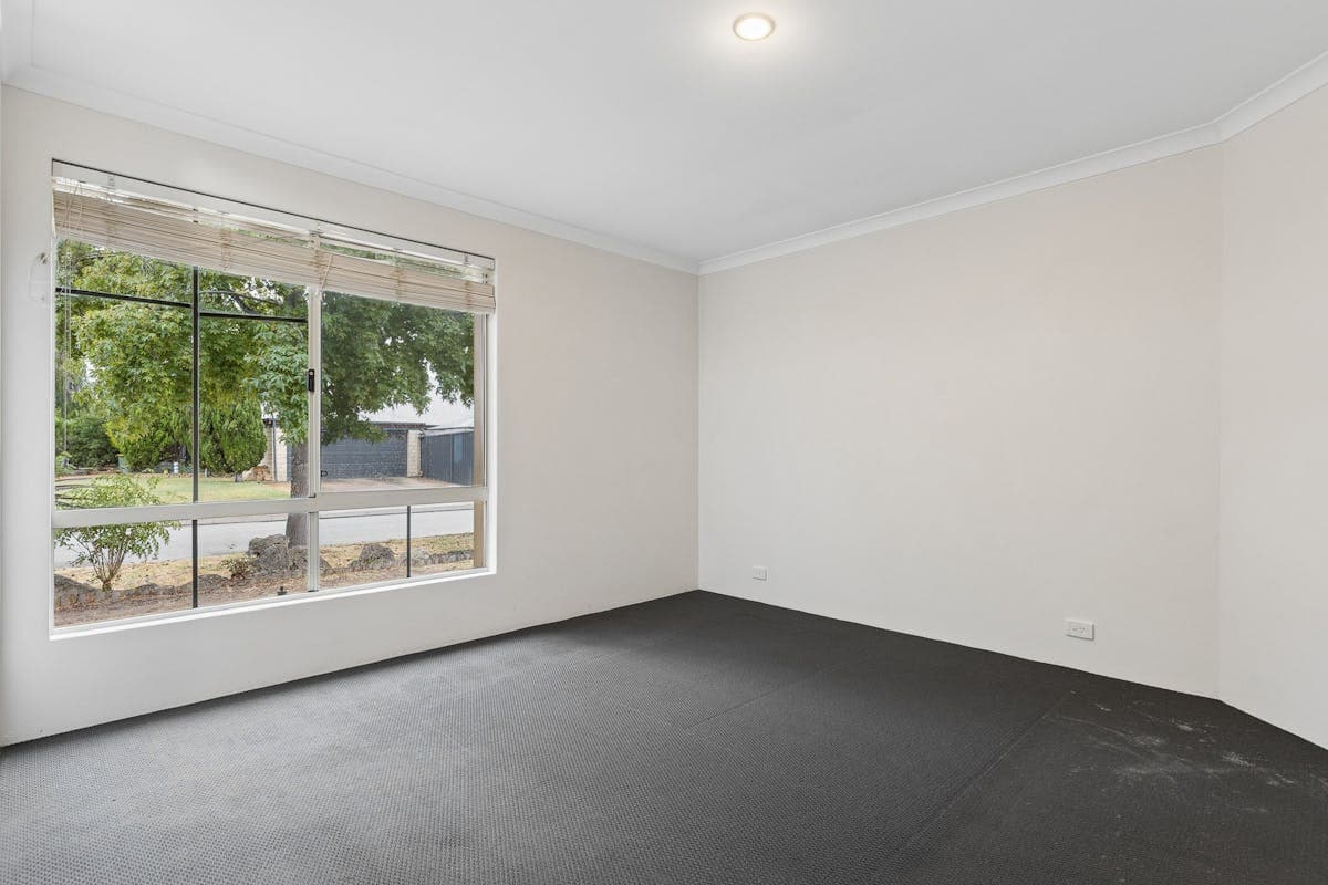 11 Chantilly Circuit, Meadow Springs - Thumbnail 6