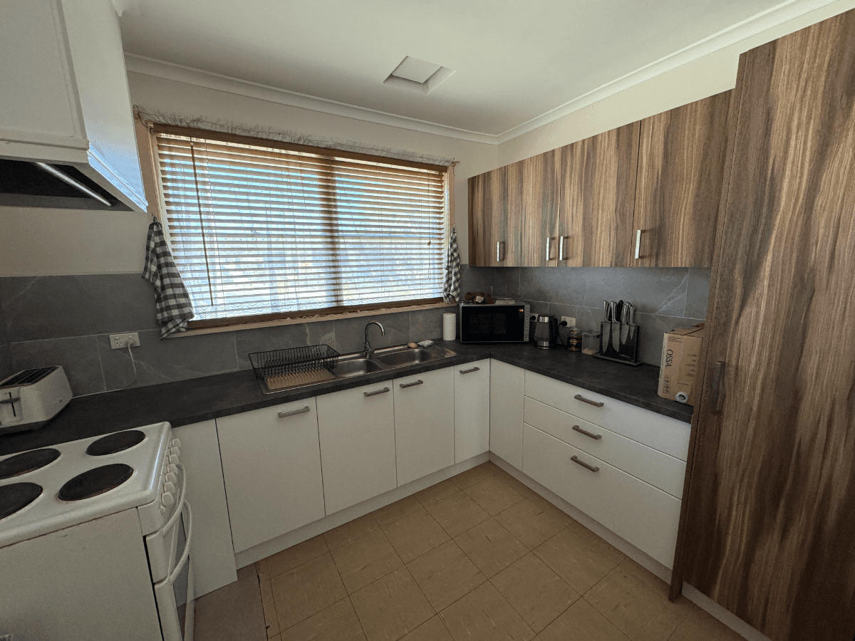 11 Hamilton Crescent, Corryong - Thumbnail 2