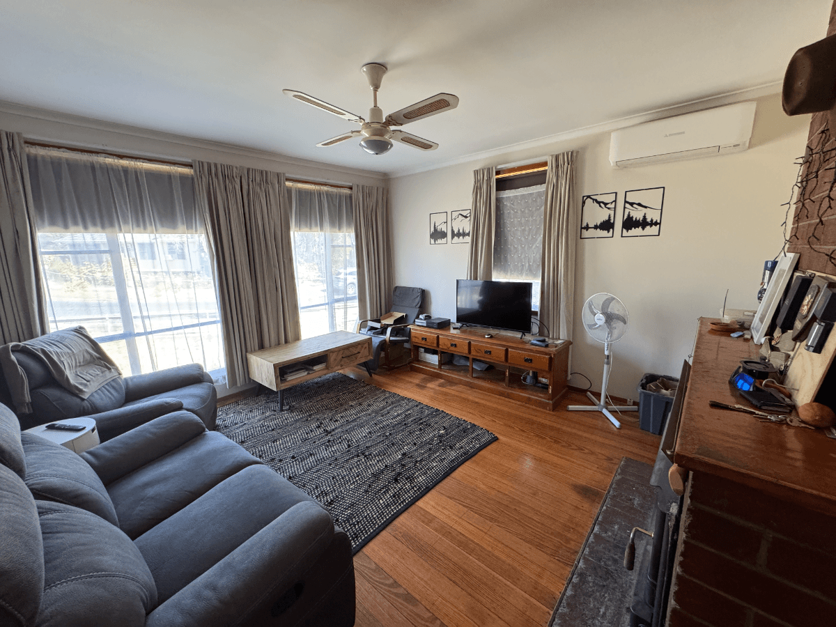 11 Hamilton Crescent, Corryong - Thumbnail 3