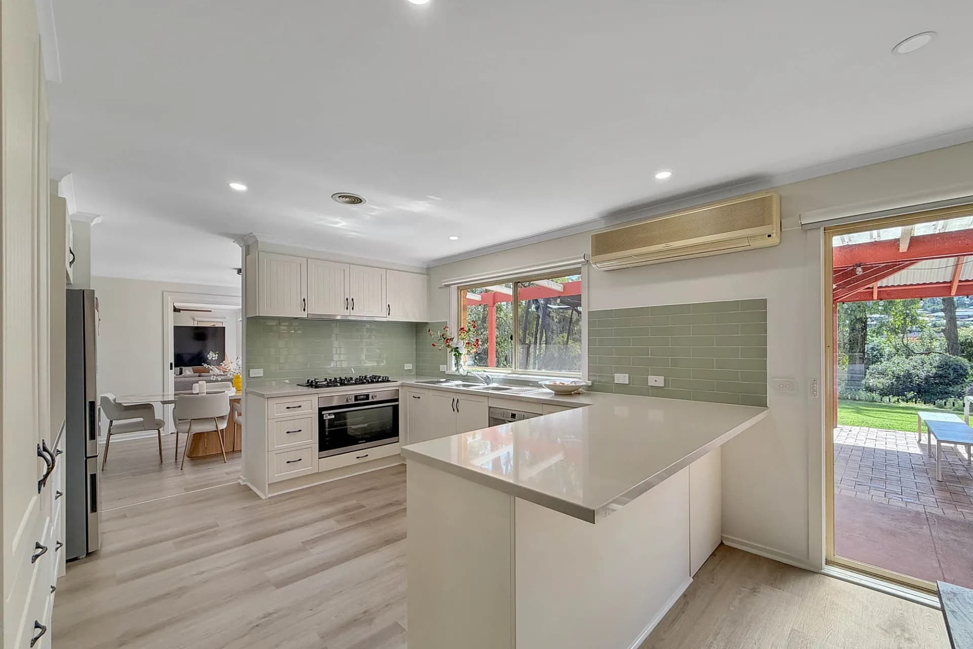 5 Elizabeth  Close, Drouin, VIC, Drouin - Thumbnail 2