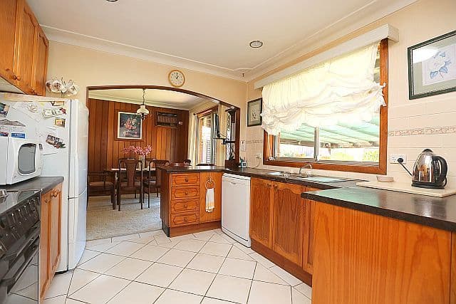 13 Surrey Avenue, GEORGES HALL NSW 2198, Georges Hall - Thumbnail 3