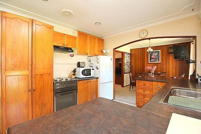 13 Surrey Avenue, GEORGES HALL NSW 2198, Georges Hall - Thumbnail 4