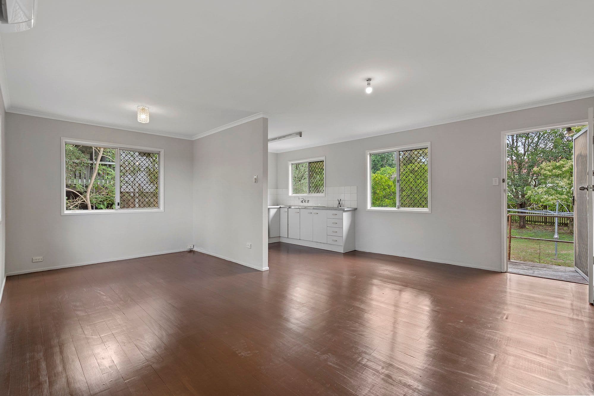10 Stuart Street, Woodridge QLD 4114, Woodridge - Thumbnail 3