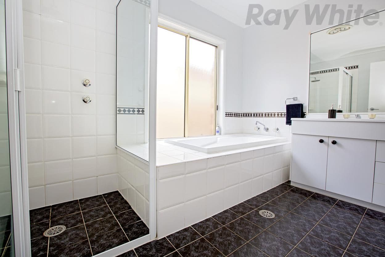 11 Solander Avenue, West Hoxton - Thumbnail 8