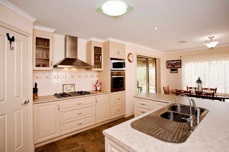 38 Paratone Crescent, ST ALBANS PARK VIC 3219, St Albans Park - Thumbnail 2