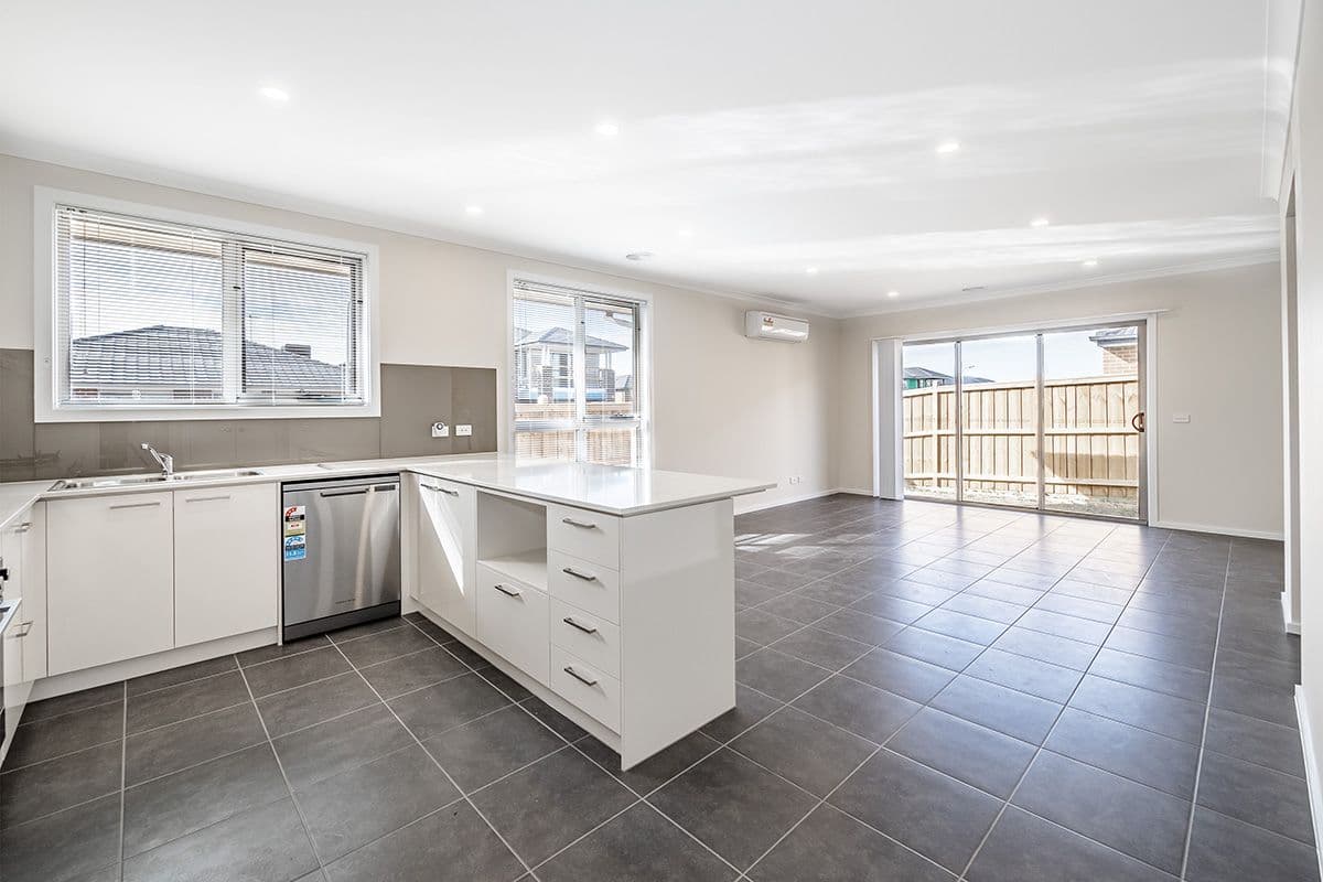11 Bessie Drive, Cranbourne West VIC 3977, Cranbourne West - Thumbnail 2