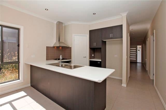 27 Watergum Avenue, CRAIGIEBURN VIC 3064, Craigieburn - Thumbnail 2