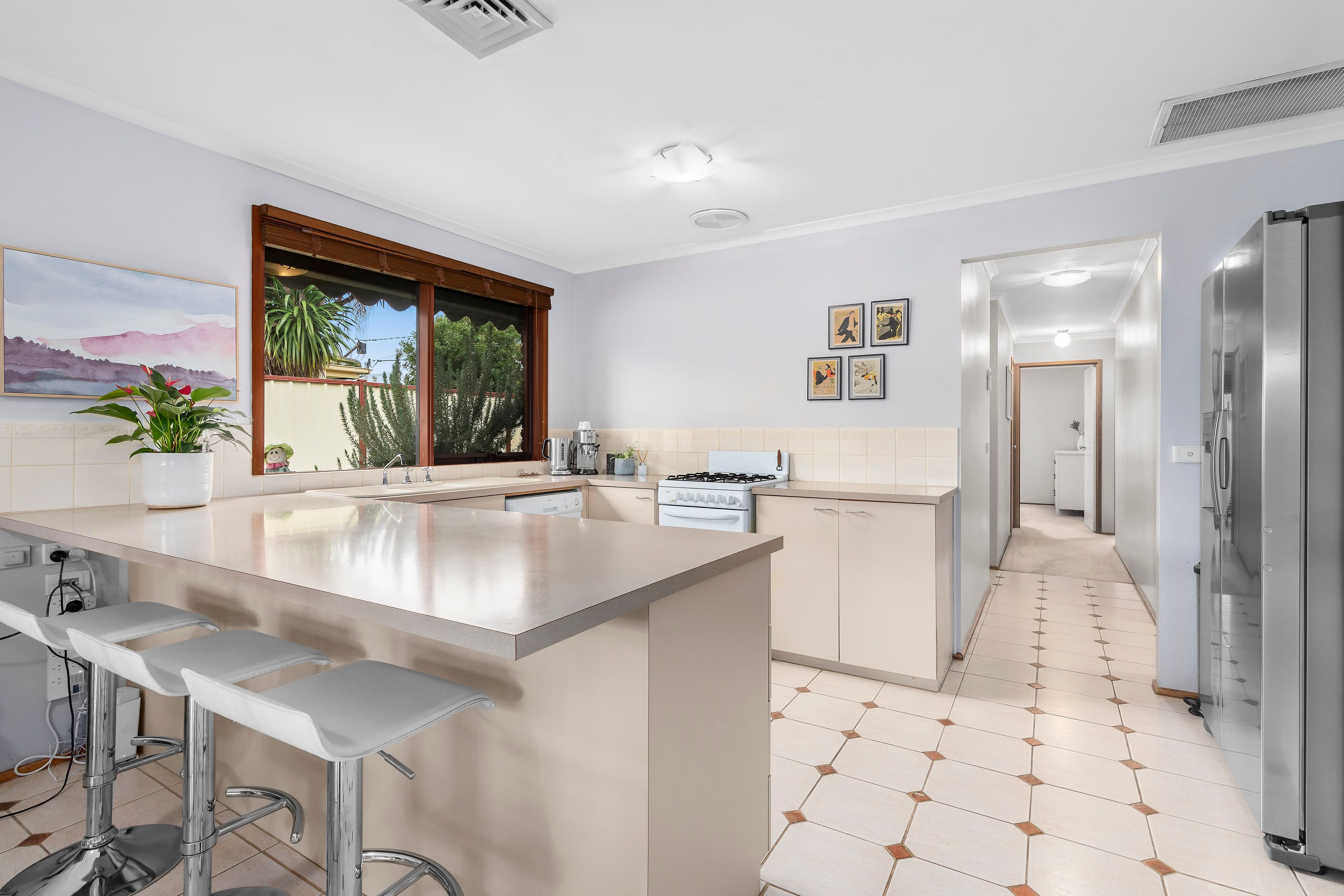 5 Bronsdon Court, Mill Park VIC 3082, Mill Park - Thumbnail 2