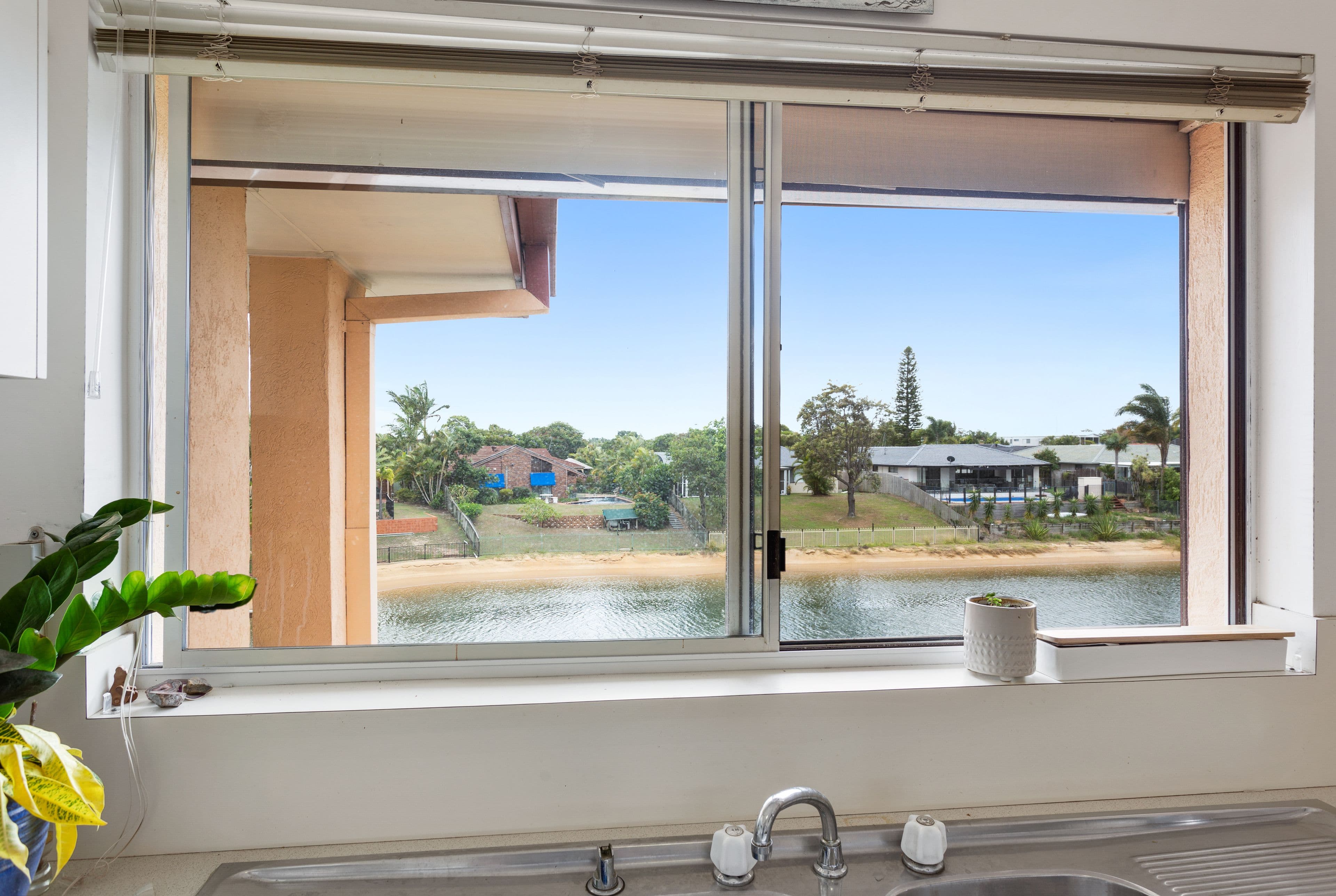 6 Dunlop Court, Mermaid Waters QLD 4218, Mermaid Waters - Thumbnail 5