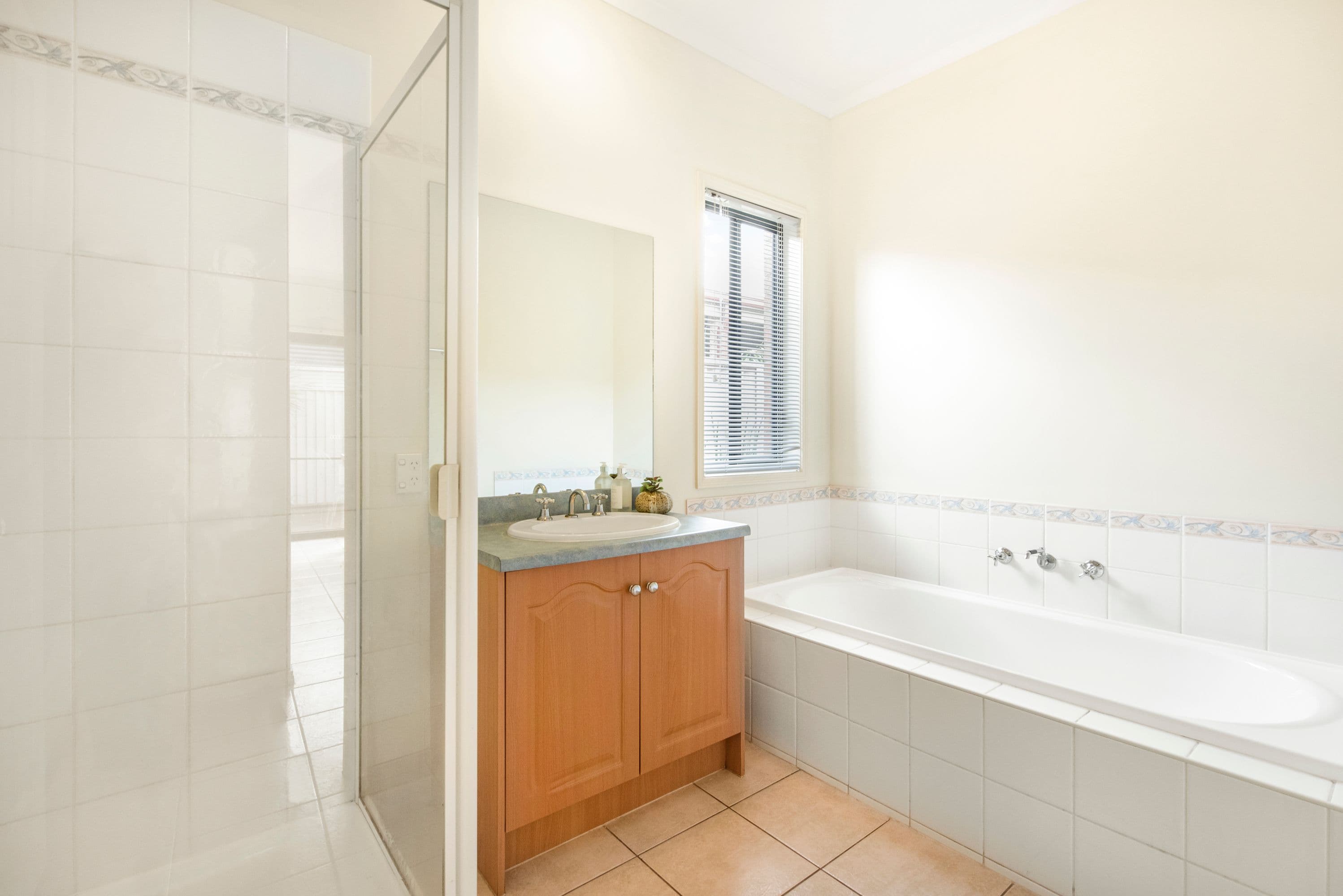 7 Benambra Close, Pakenham VIC 3810, Pakenham - Thumbnail 3