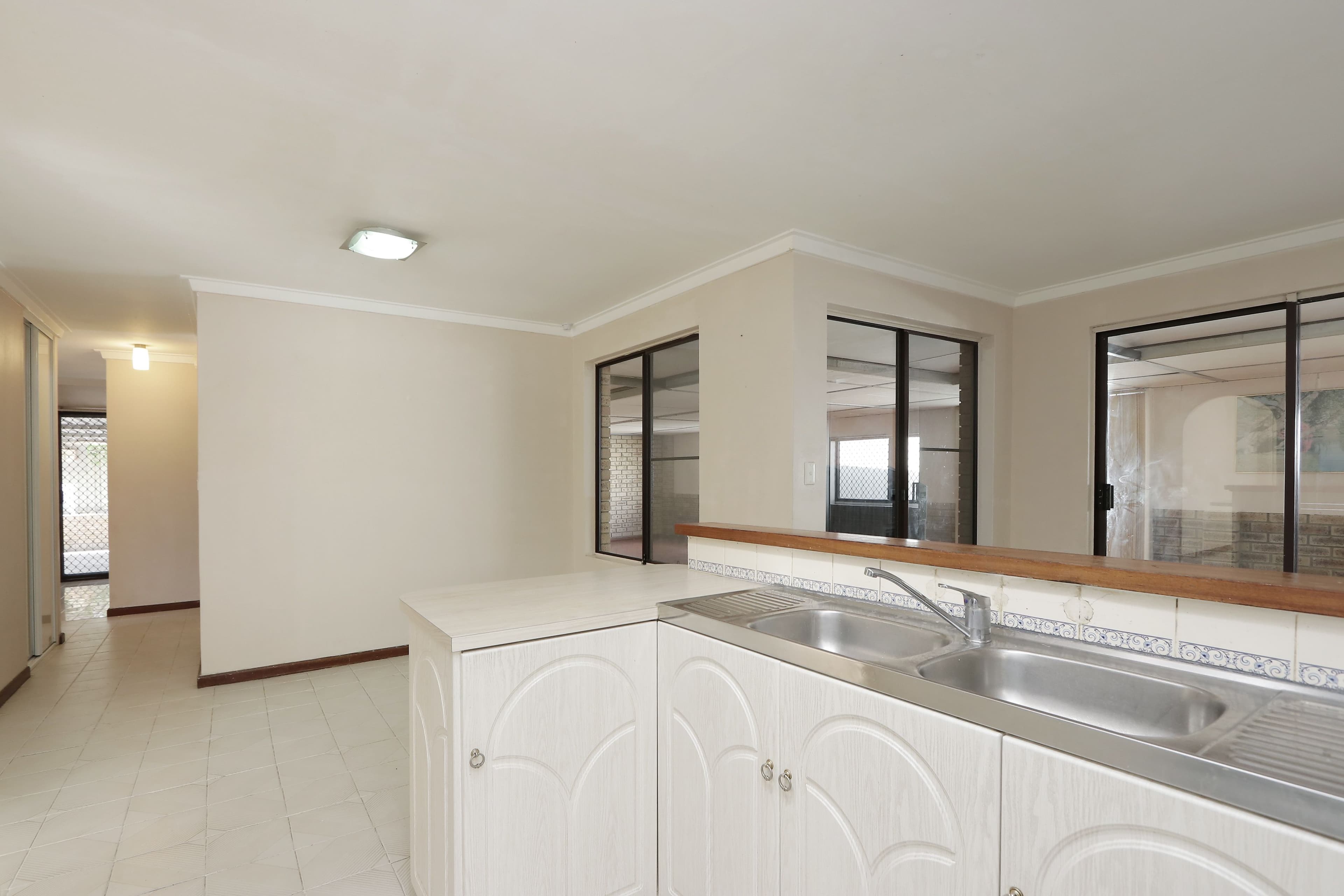 2 Parana Crescent, Beechboro WA 6063, Beechboro - Thumbnail 5