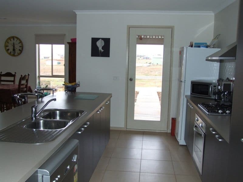 19 Ruxton Way, HOPETOUN PARK VIC 3340, Hopetoun Park - Thumbnail 2