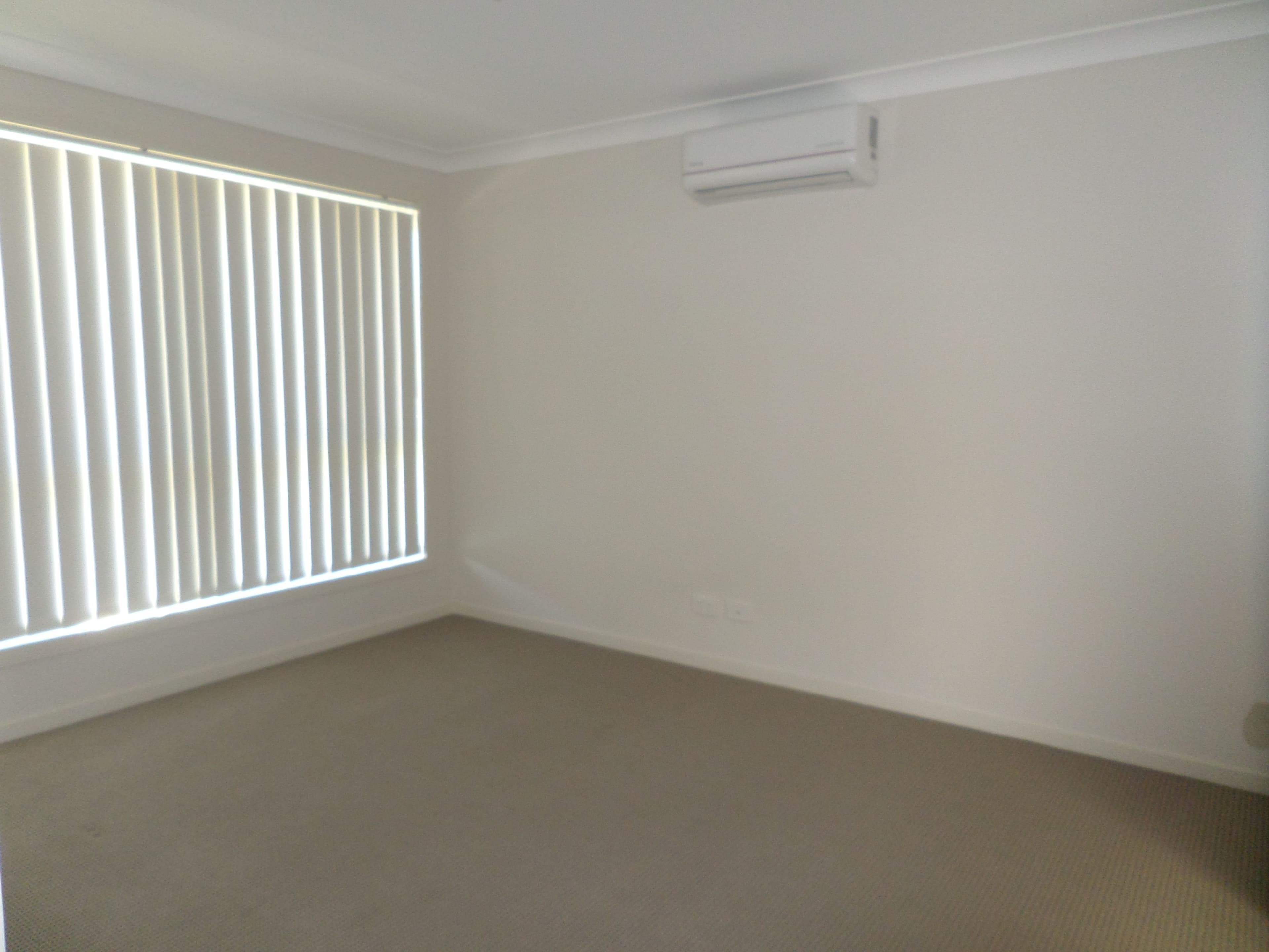 33 Follet Avenue, Middleton Grange - Thumbnail 2