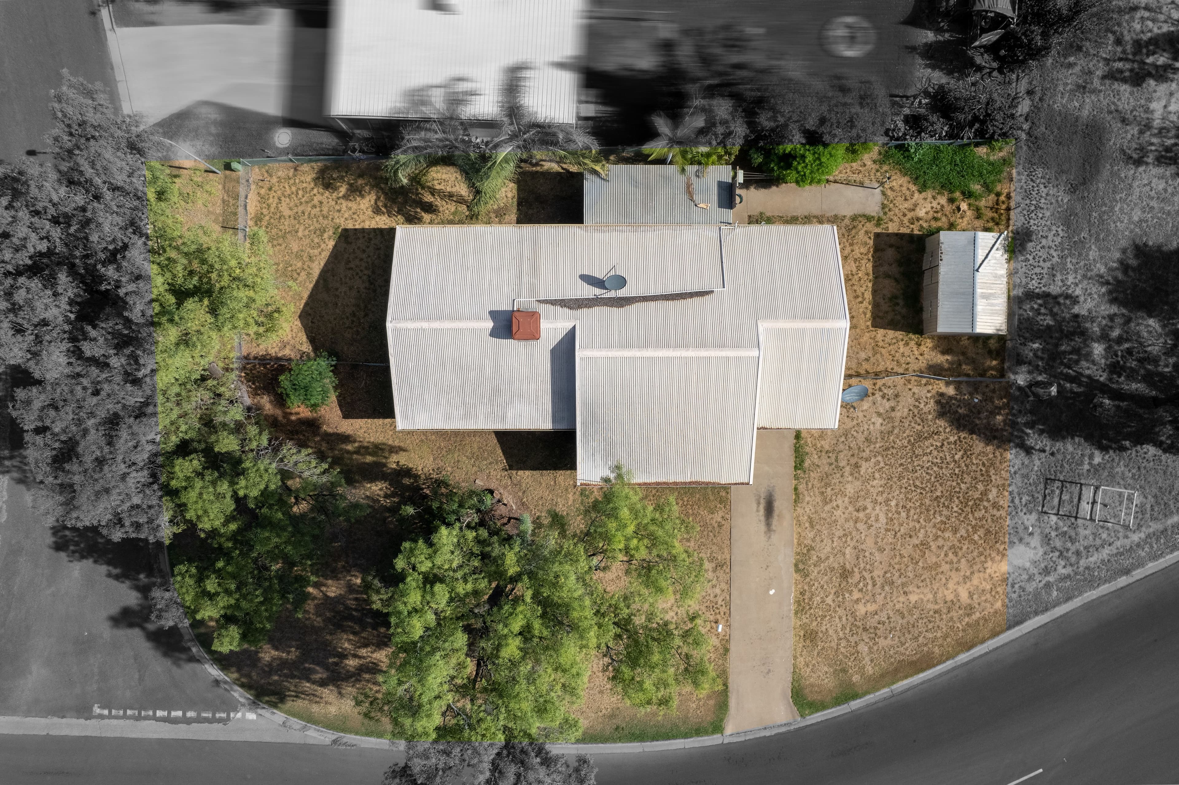 105 Roberts Street, Emerald QLD 4720, Emerald - Thumbnail 2