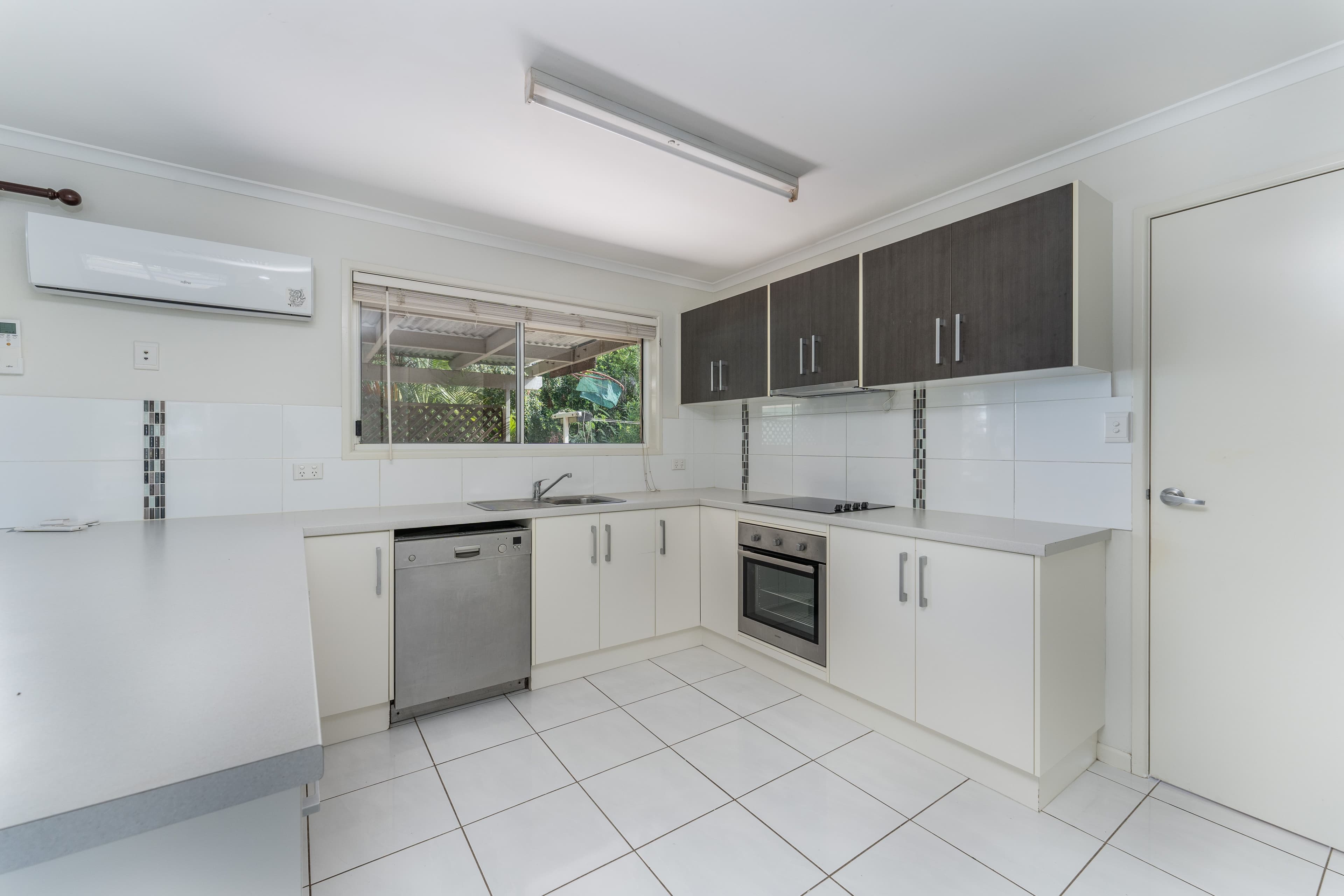 105 Roberts Street, Emerald QLD 4720, Emerald - Thumbnail 3