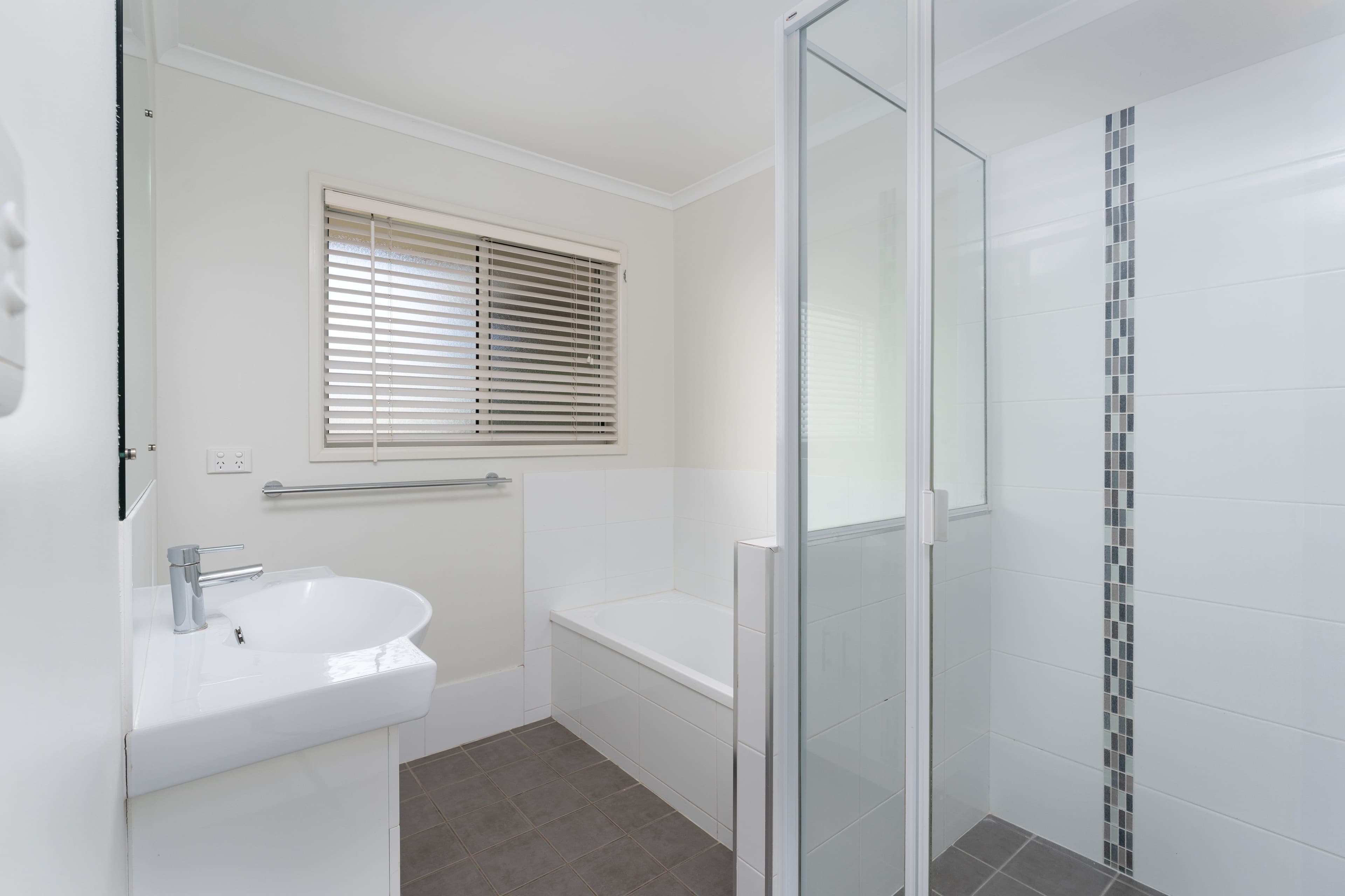 105 Roberts Street, Emerald QLD 4720, Emerald - Thumbnail 8
