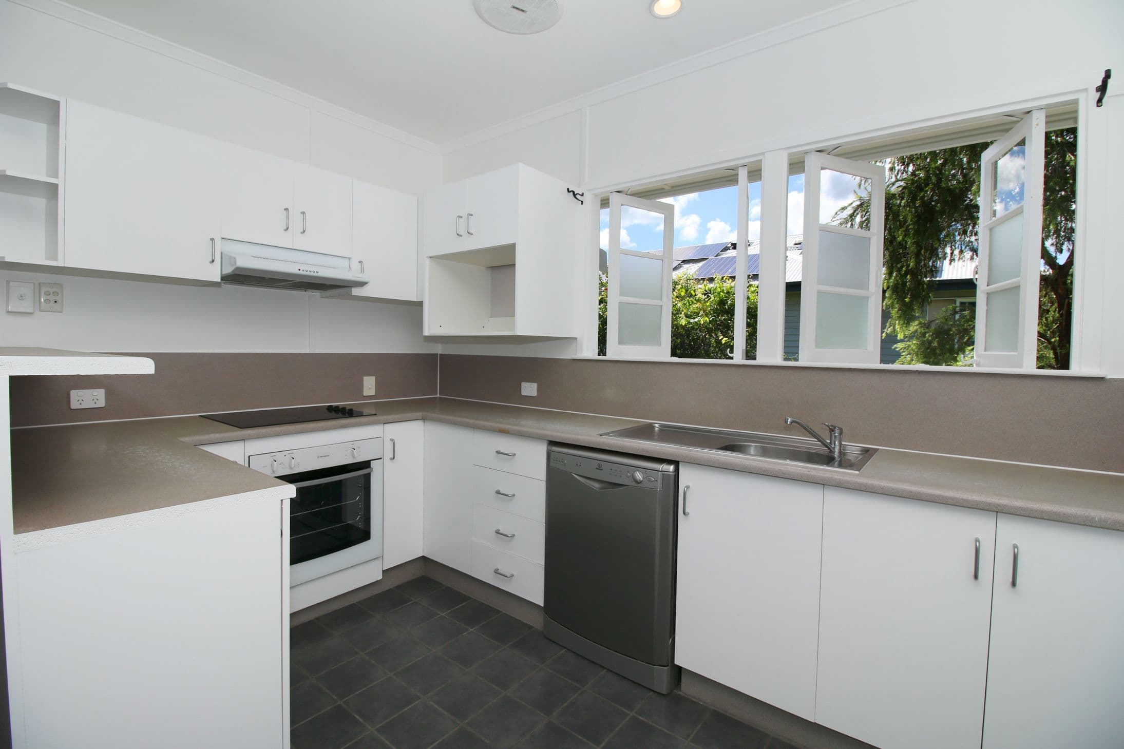 37 Munroe Street, Wulguru QLD 4811, Wulguru - Thumbnail 5