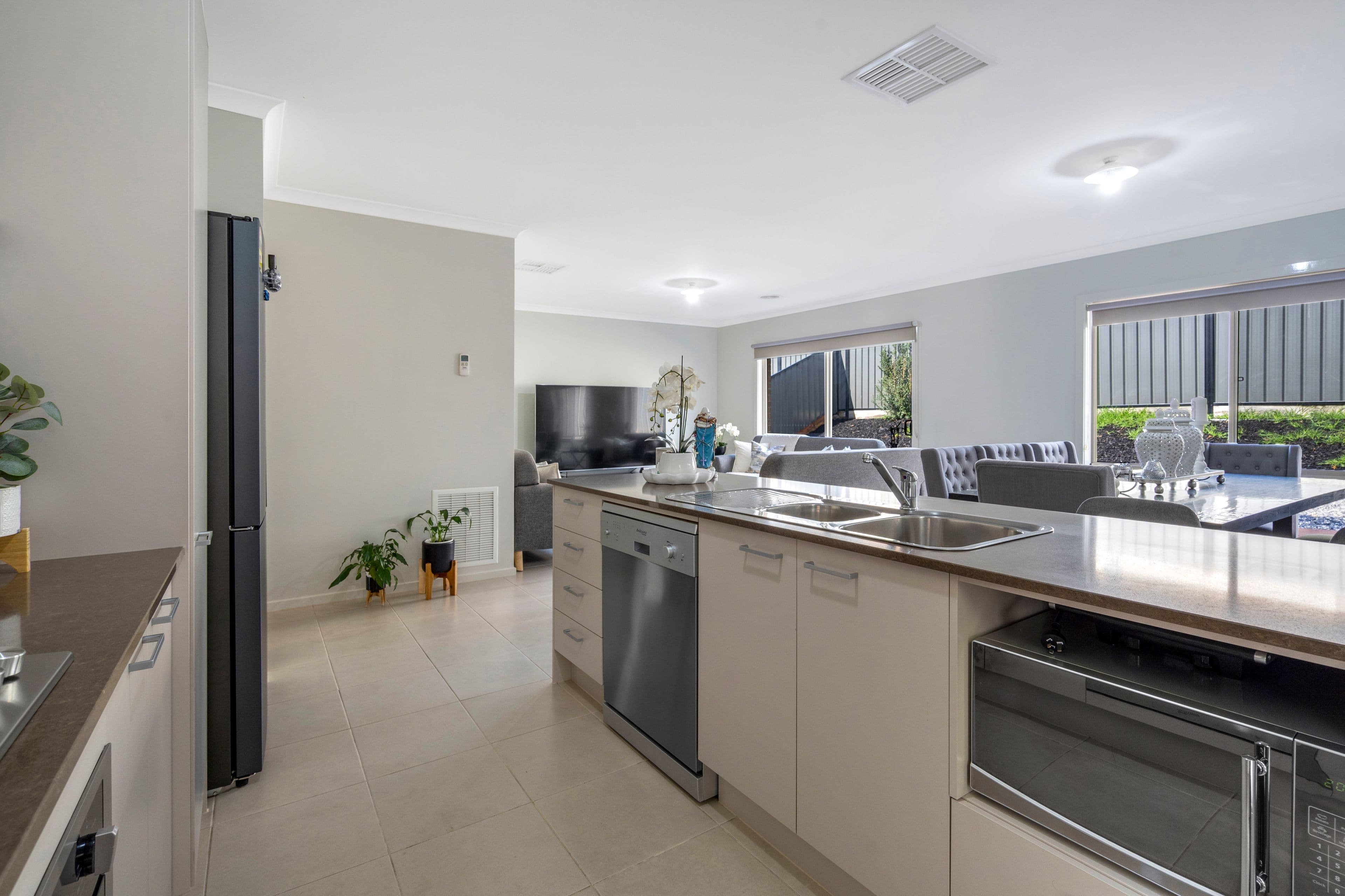 10 Montvale Drive, Craigieburn VIC 3064, Craigieburn - Thumbnail 3