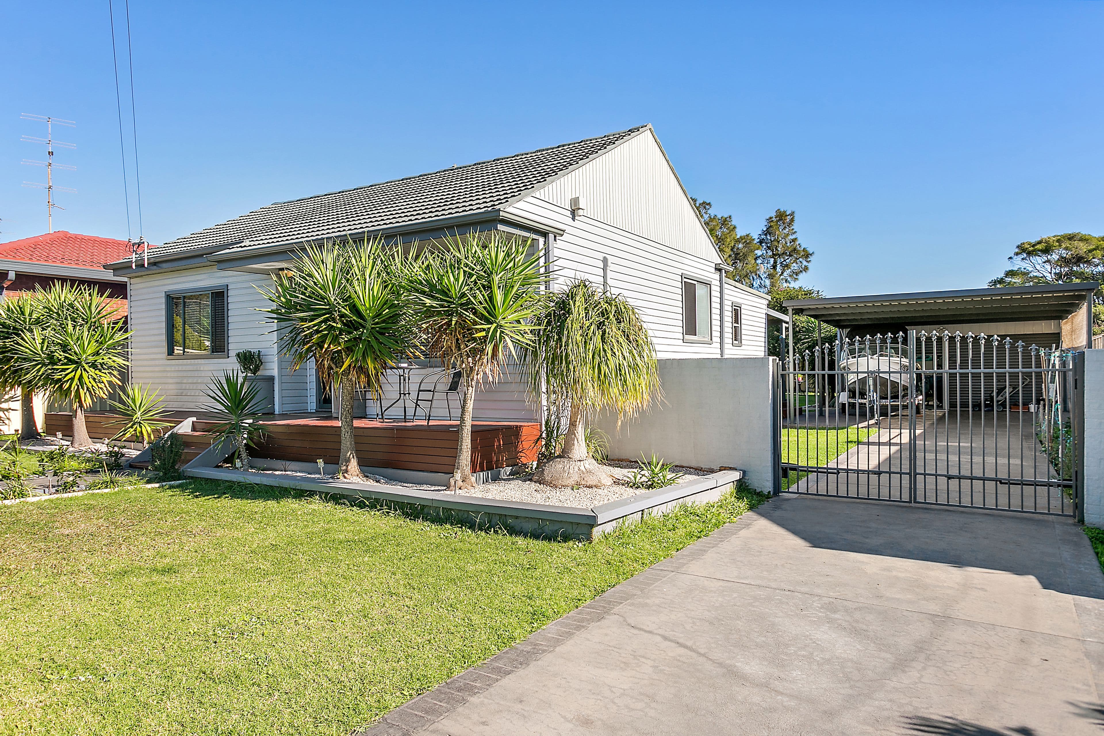 17 David Avenue, Oak Flats - Image 1