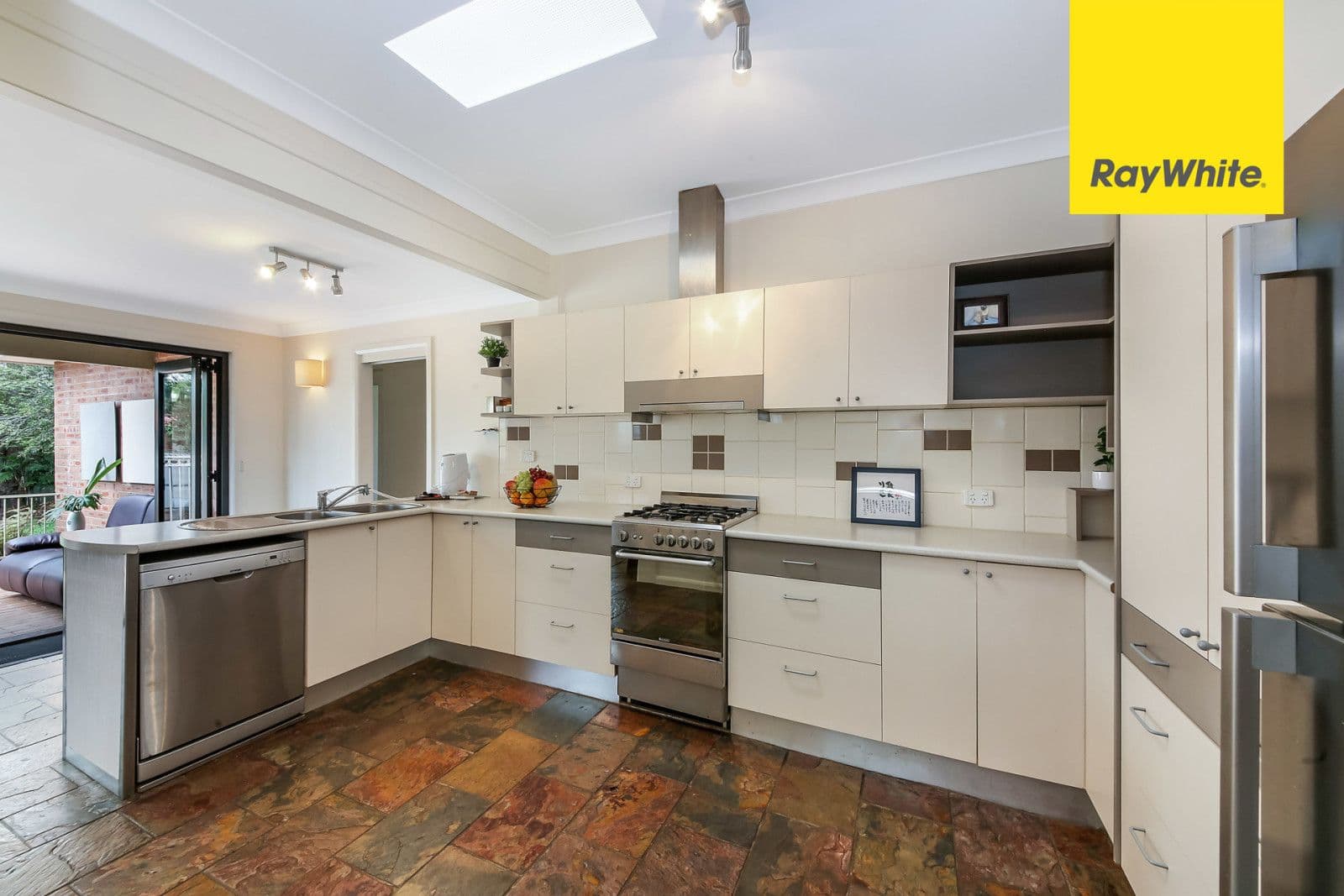 12 Allambee Crescent, Beverly Hills - Thumbnail 2