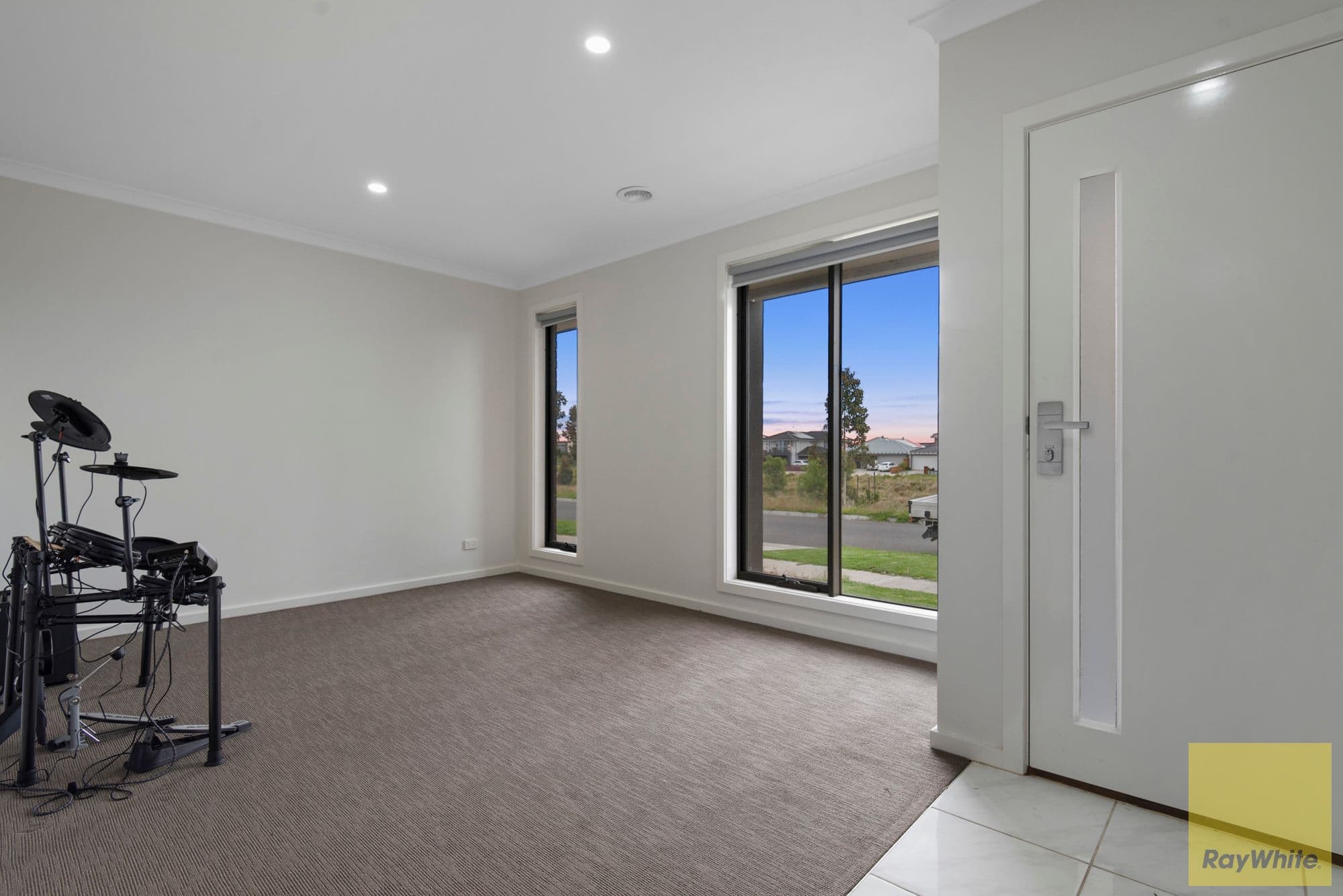 34 Montgomery Drive, Truganina VIC 3029, Truganina - Thumbnail 2