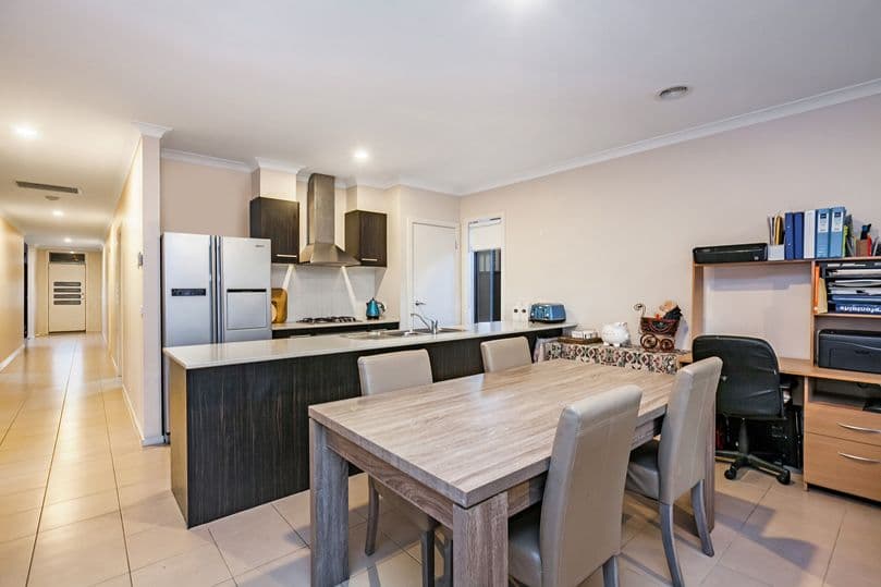 6 Watergum Avenue, Craigieburn VIC 3064, Craigieburn - Thumbnail 2