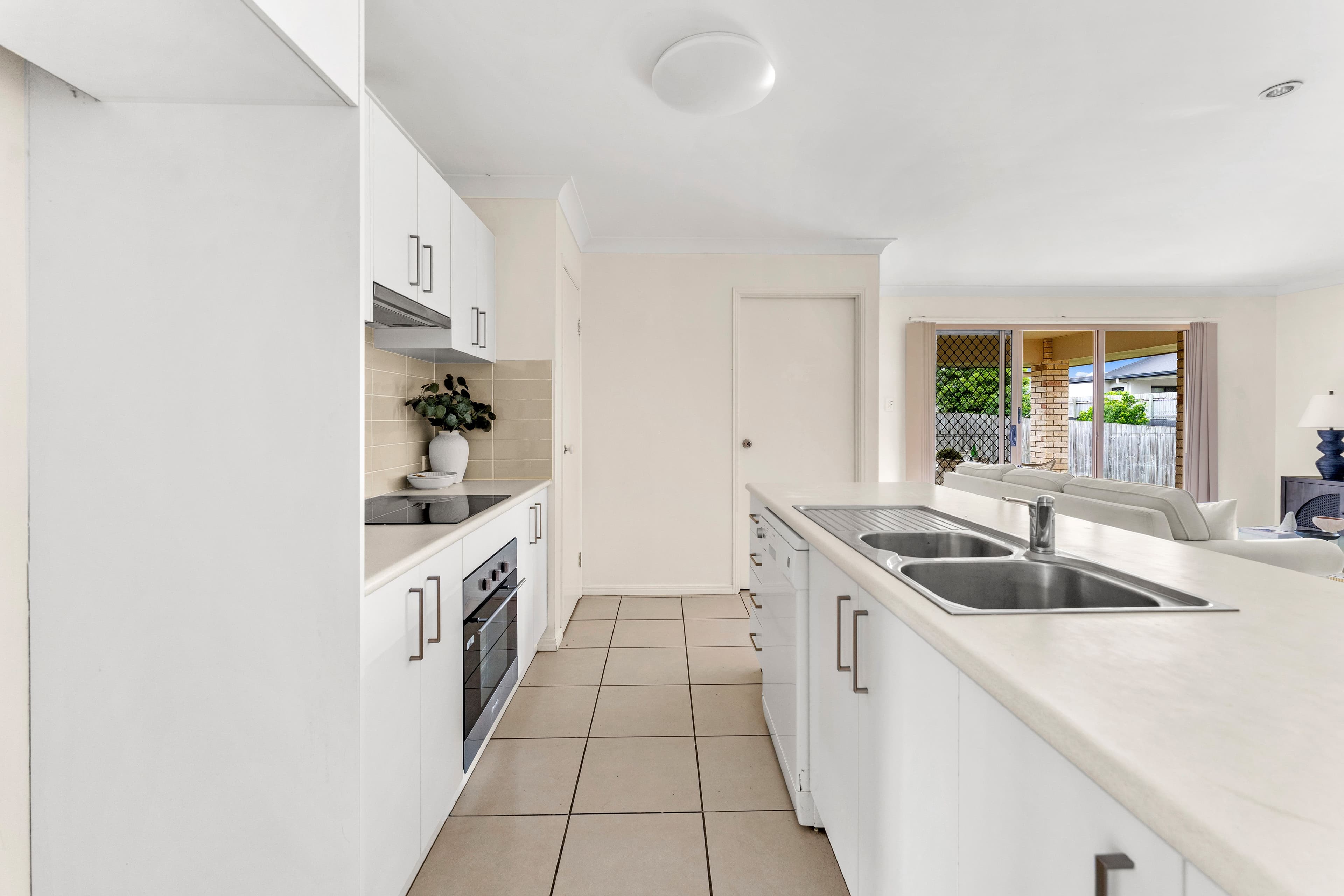 92 Warrigal Road, Runcorn QLD 4113, Runcorn - Thumbnail 4