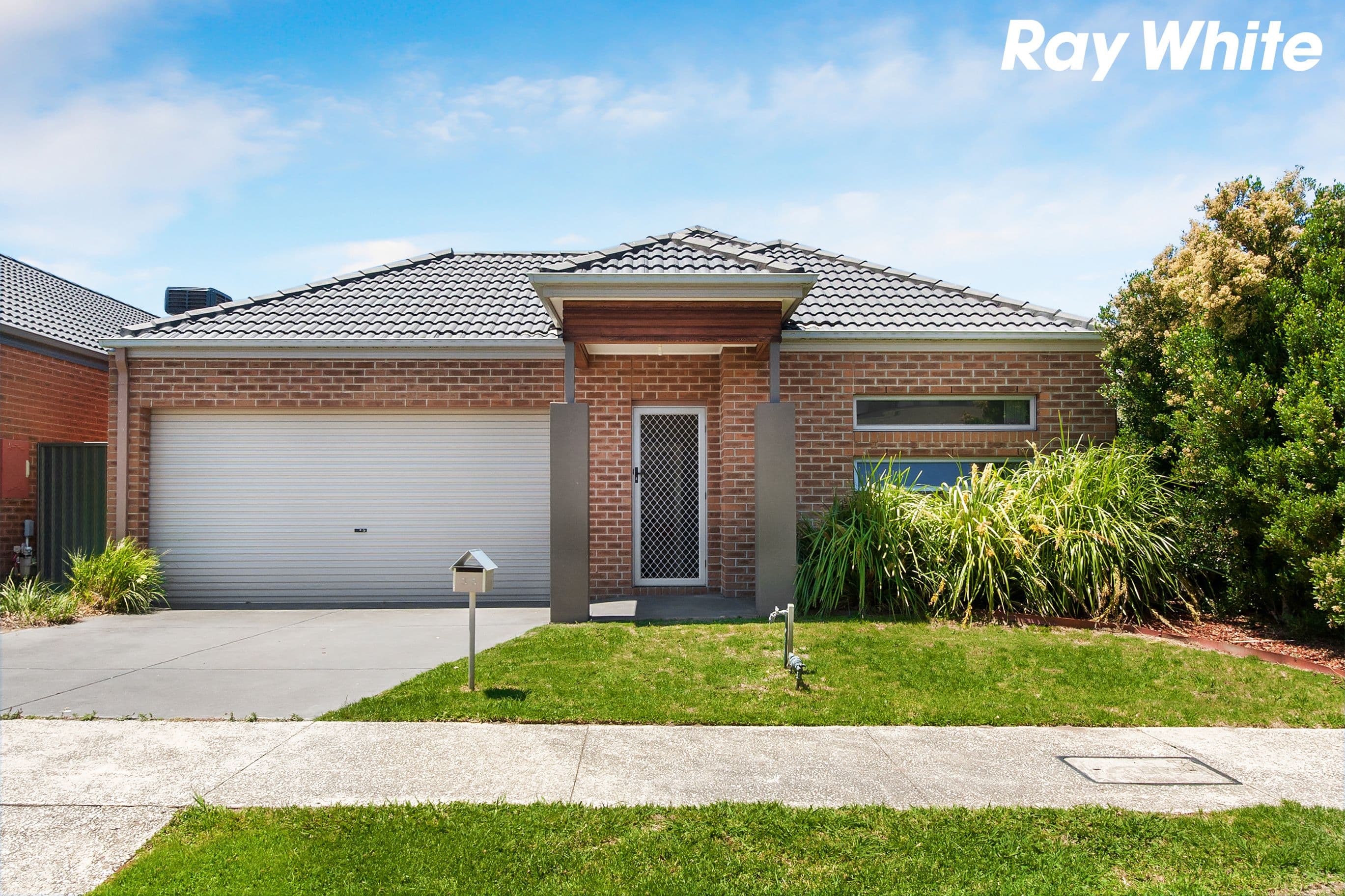 35 Edgeware Close, Pakenham VIC 3810, Pakenham - Thumbnail 2