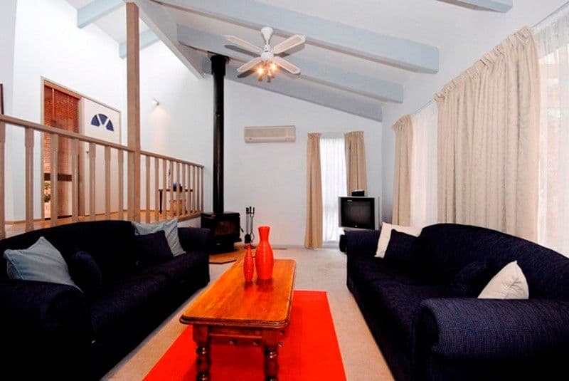 35 SUGARLOAF Drive, CHIRNSIDE PARK VIC 3116, Chirnside Park - Thumbnail 2