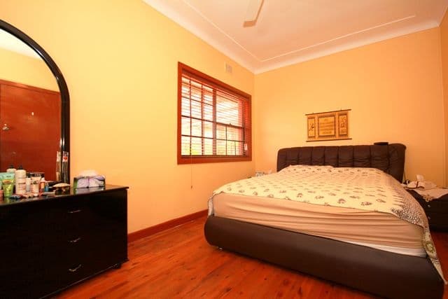 22 Rabaul Road, GEORGES HALL NSW 2198, Georges Hall - Thumbnail 4
