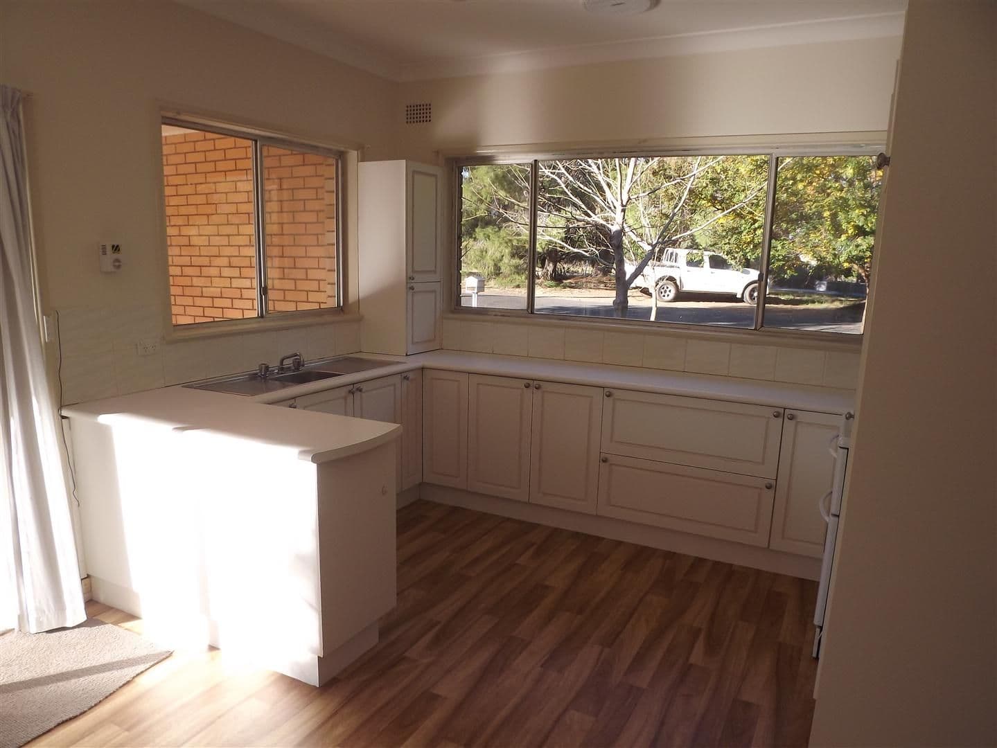 24 Russell Street, PARKES NSW 2870, Parkes - Thumbnail 2