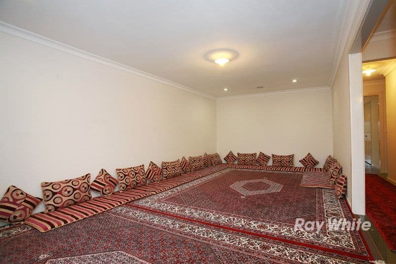 28 Dan Morgan Drive, CRANBOURNE EAST VIC 3977, Cranbourne East - Thumbnail 2