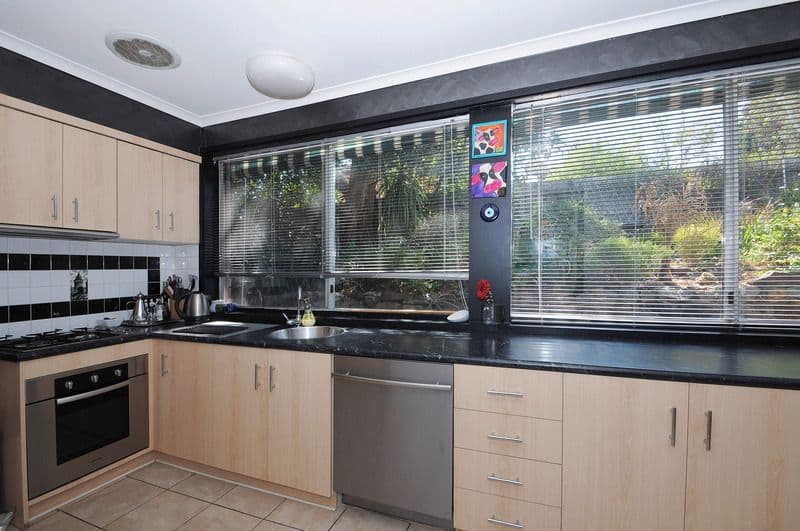 27 Lipton Drive, FRANKSTON VIC 3199, Frankston - Thumbnail 2
