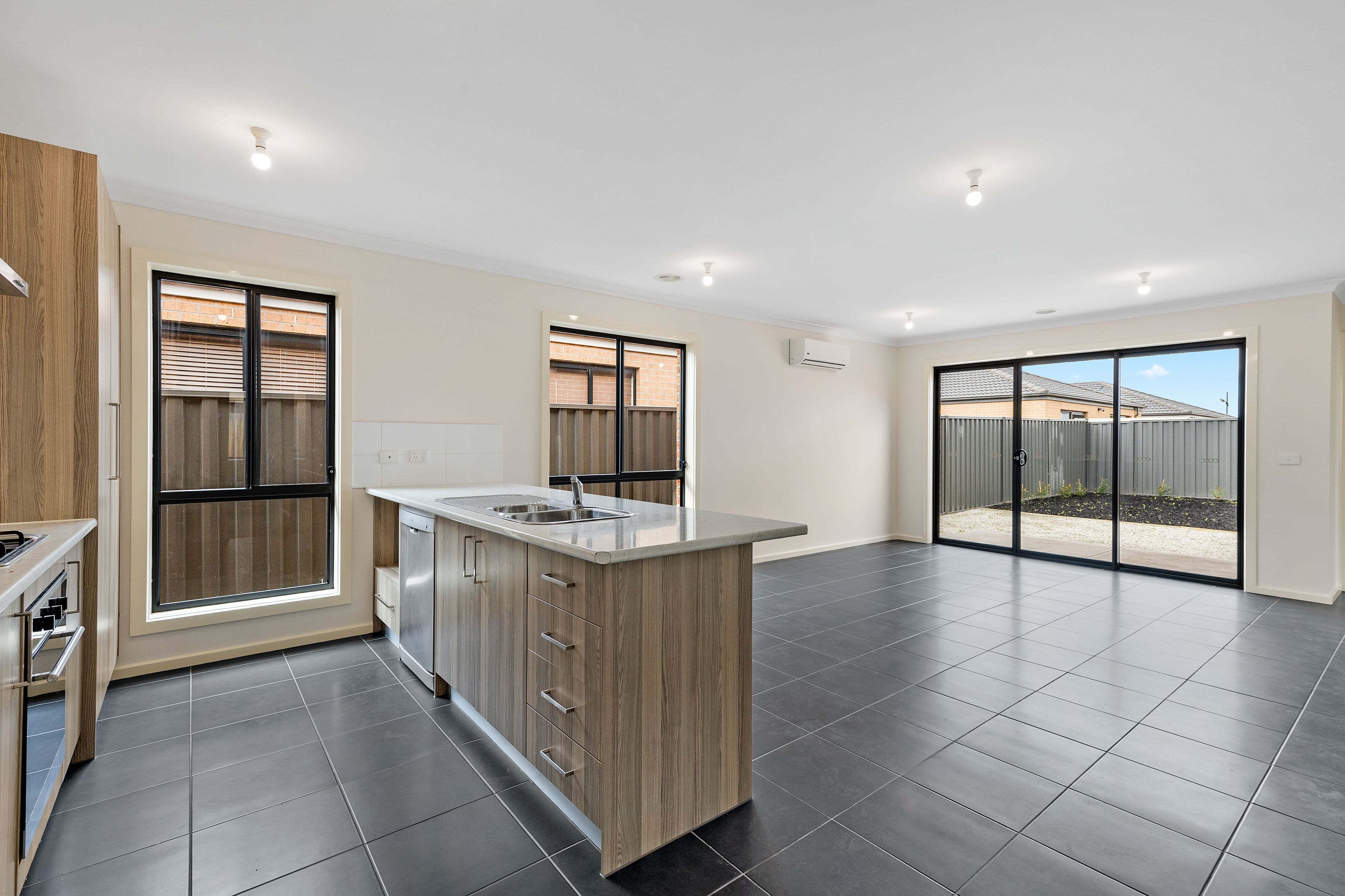 17 Phoenix Circuit, Brookfield VIC 3338, Brookfield - Thumbnail 3