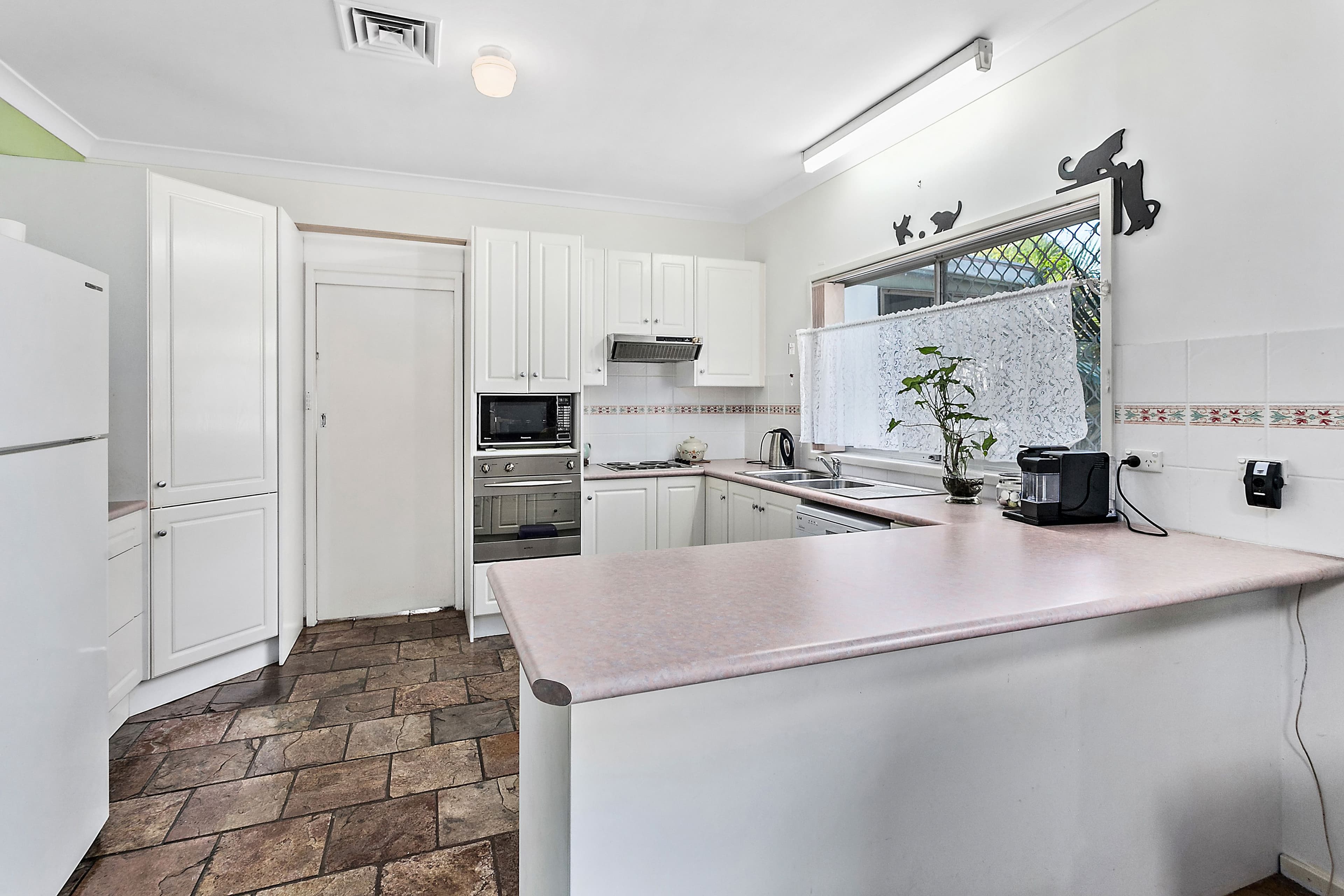 73 Kingston Street, Oak Flats - Thumbnail 2
