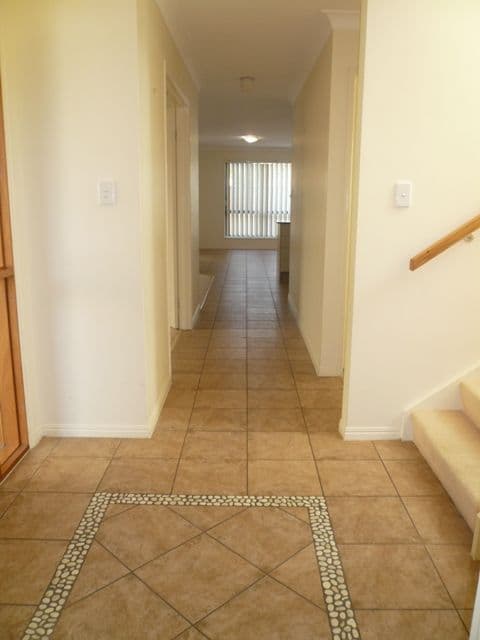 8 Noelene Lane, ARUNDEL QLD 4214, Arundel - Thumbnail 4