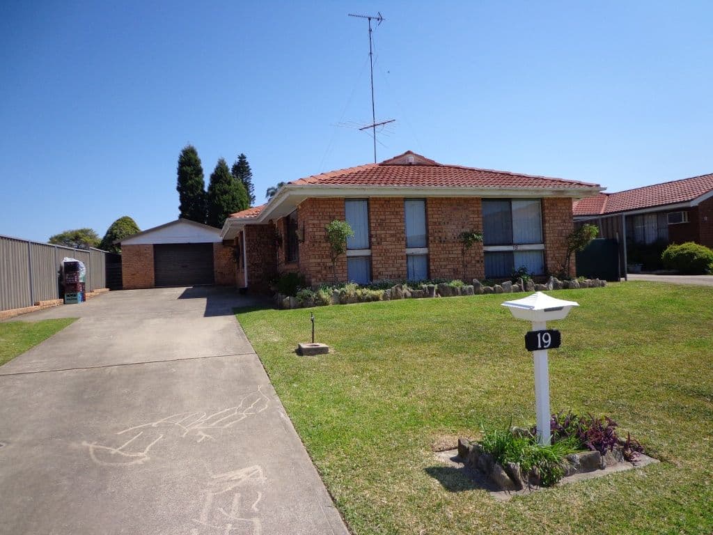 19 Ayrshire Street, BOSSLEY PARK NSW 2176, Bossley Park - Image 1