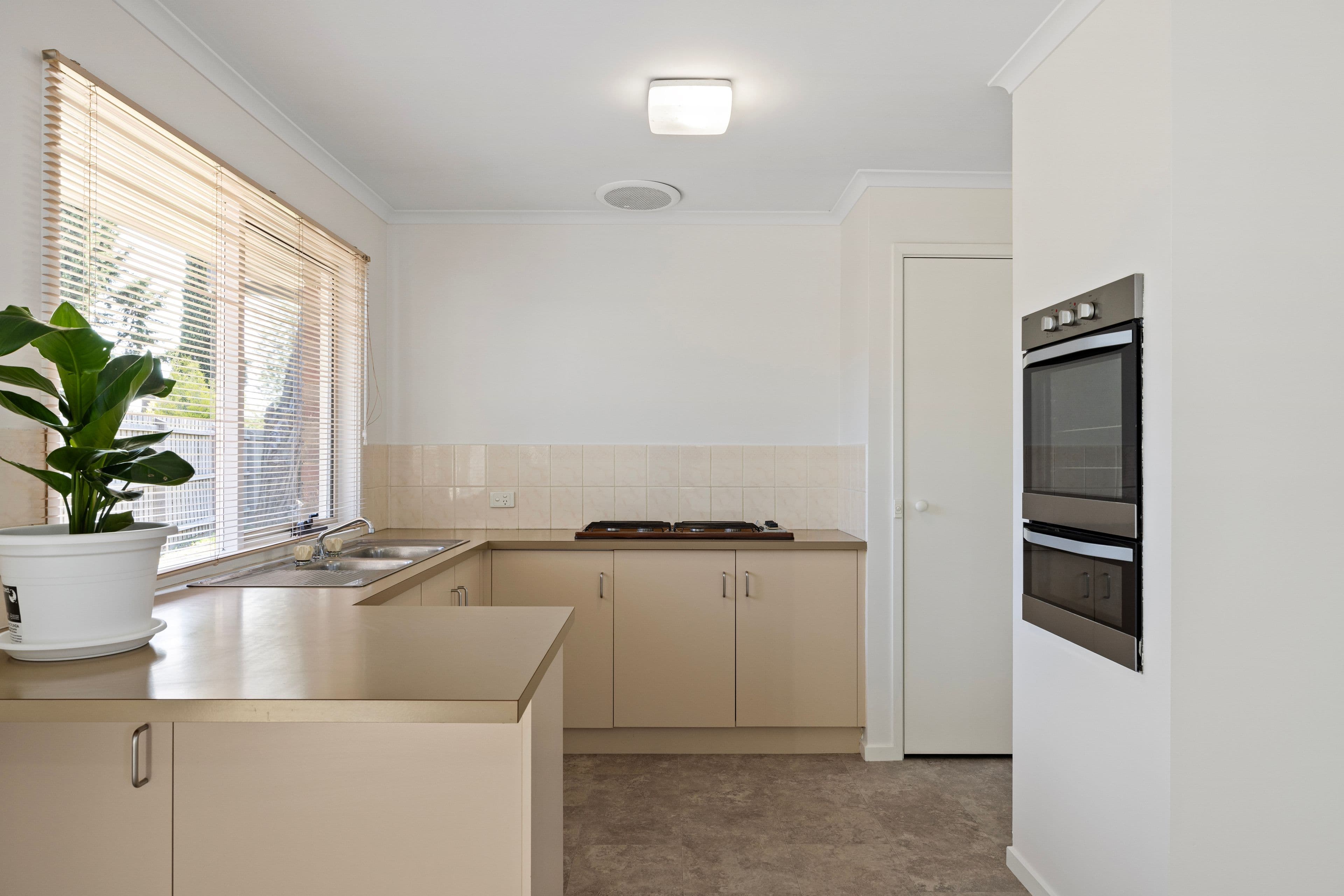 4 Reghon Drive, Sunbury VIC 3429, Sunbury - Thumbnail 3
