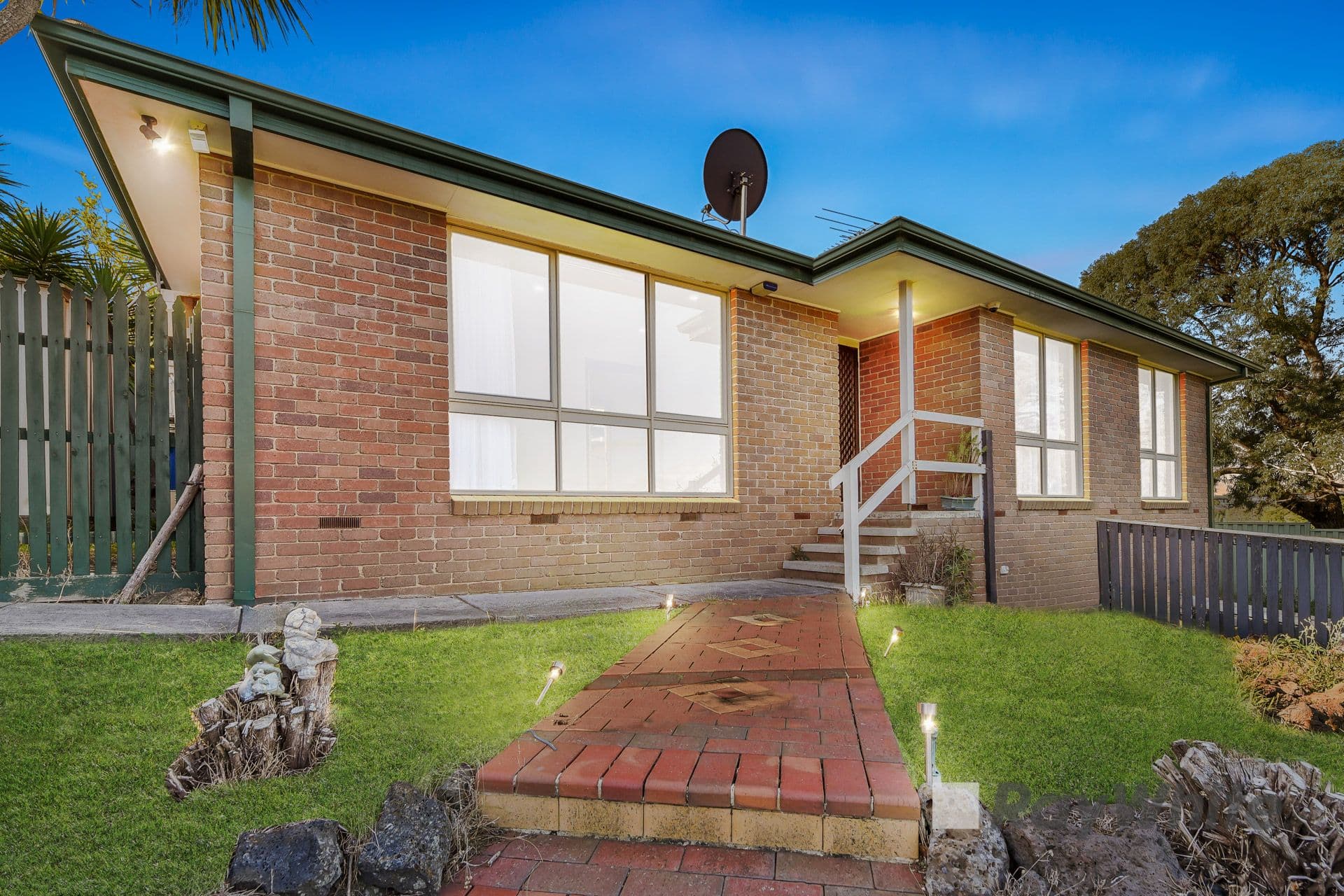10 John Edgcumbe Way, Endeavour Hills VIC 3802, Endeavour Hills - Thumbnail 2
