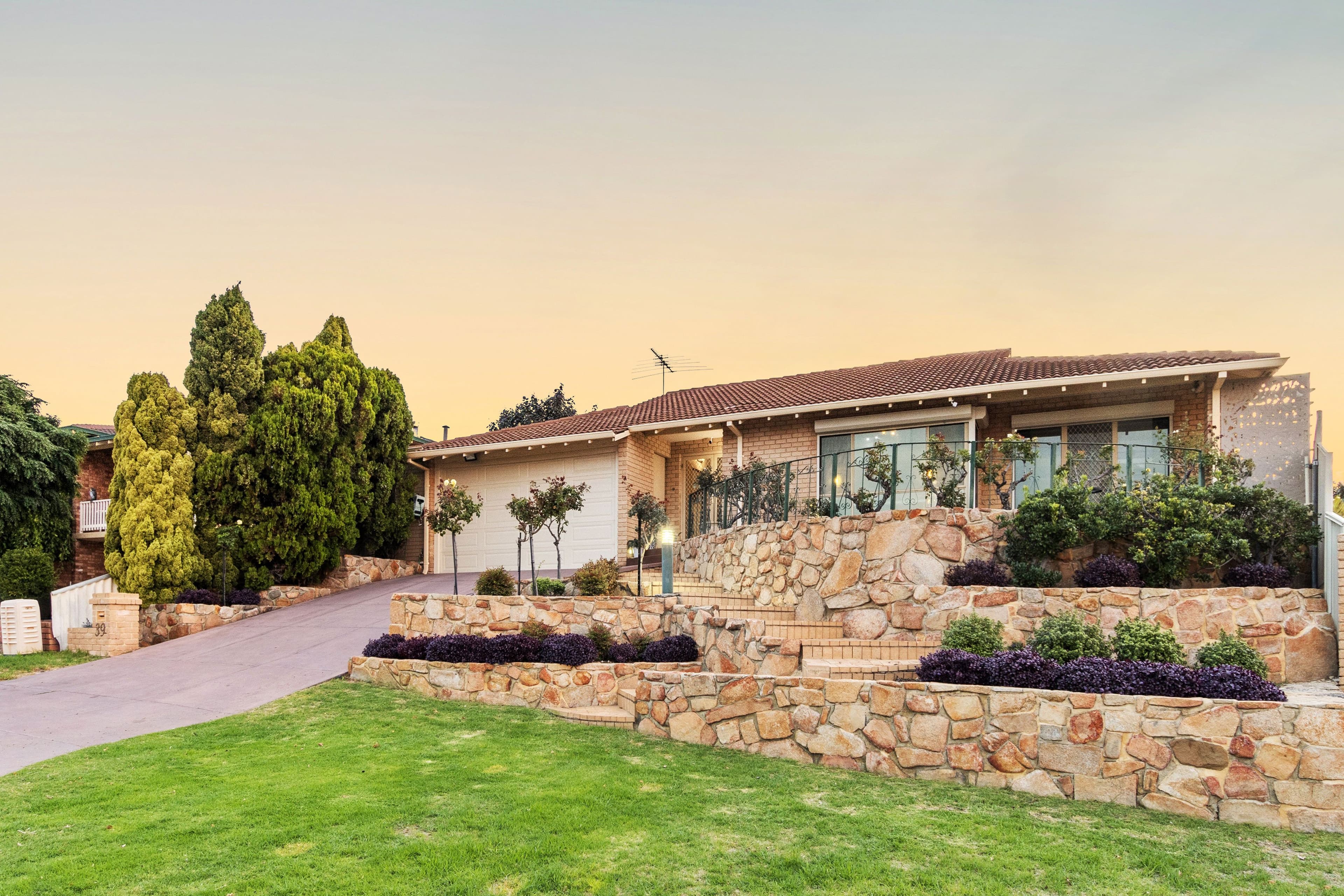 39 Viewcrest Way, Sorrento WA 6020, Sorrento - Thumbnail 2