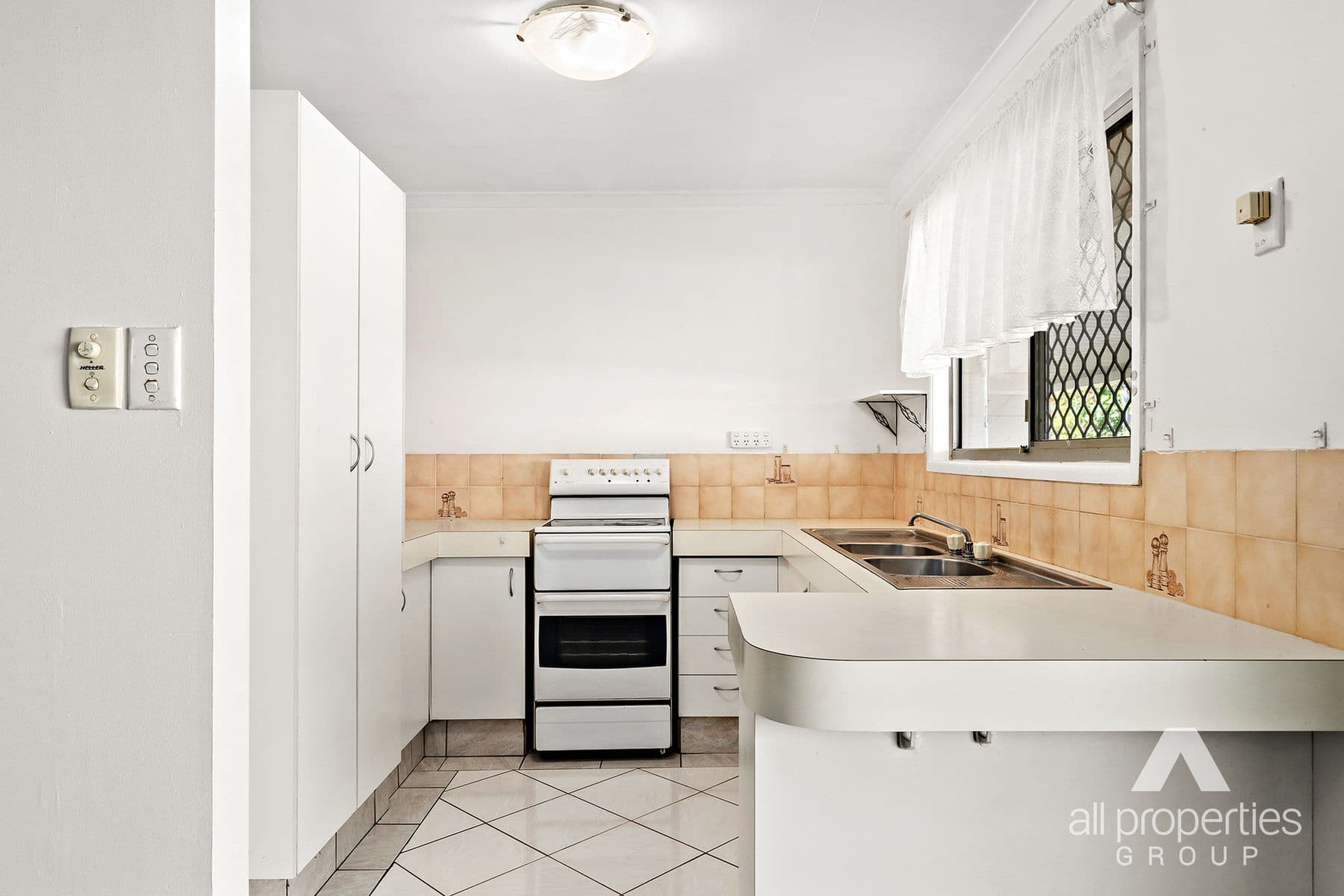 95 Conifer Street, Hillcrest QLD 4118, Hillcrest - Thumbnail 2