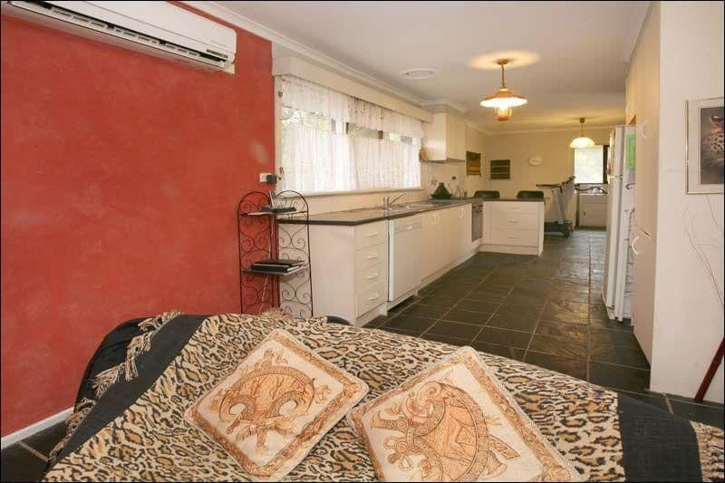 32 Mullens Road, VERMONT SOUTH VIC 3133, Vermont South - Thumbnail 3