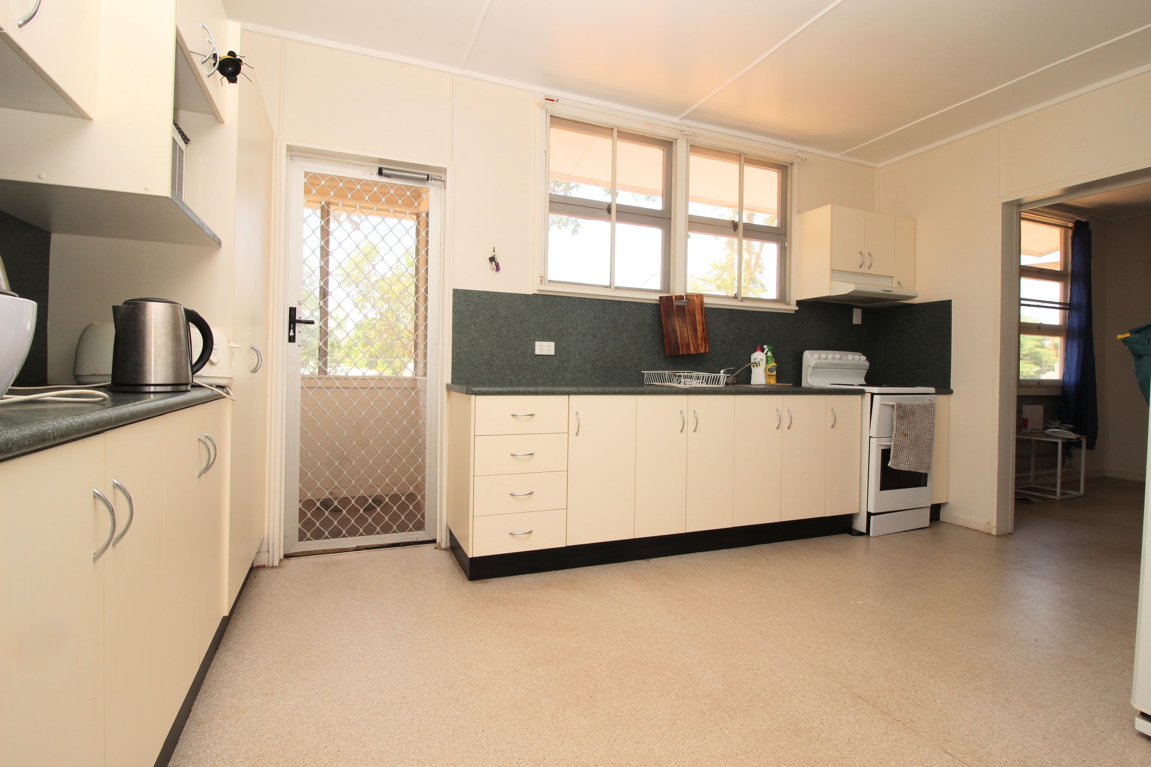 6 Racecourse Road, Emerald QLD 4720, Emerald - Thumbnail 6