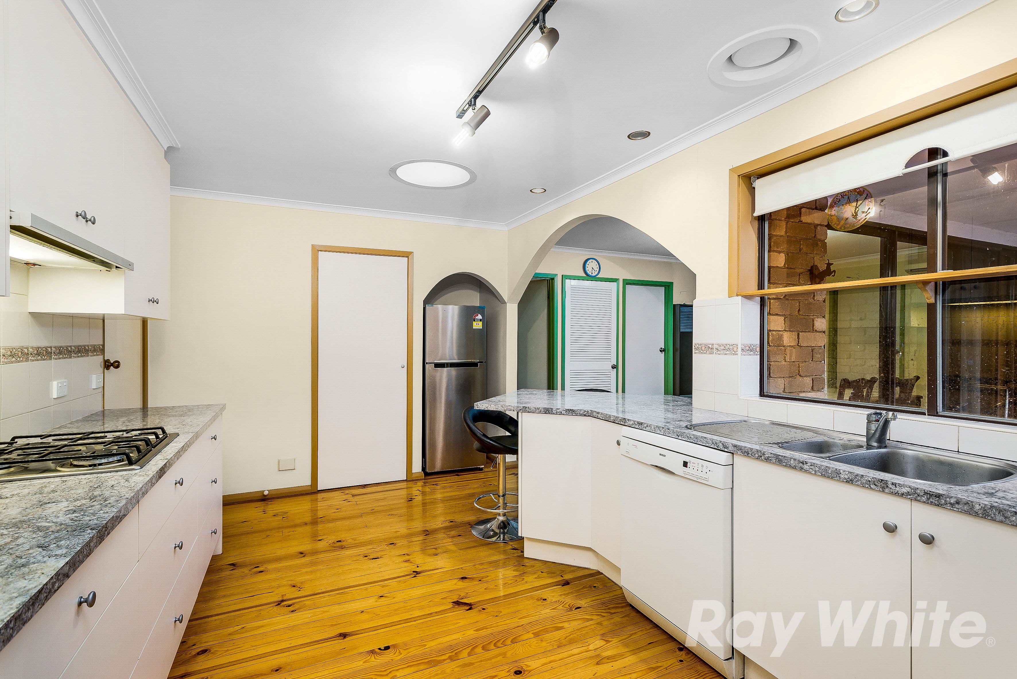 21 Ingleside Crescent, Glen Waverley VIC 3150, Glen Waverley - Thumbnail 2