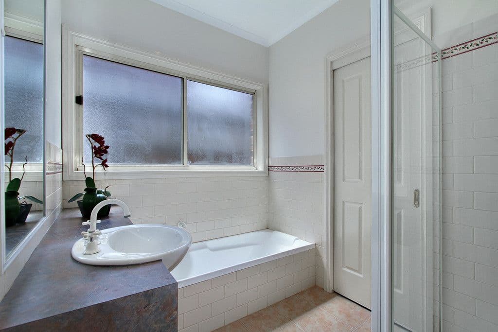 8 ROSEWOOD Place, CHIRNSIDE PARK VIC 3116, Chirnside Park - Thumbnail 6
