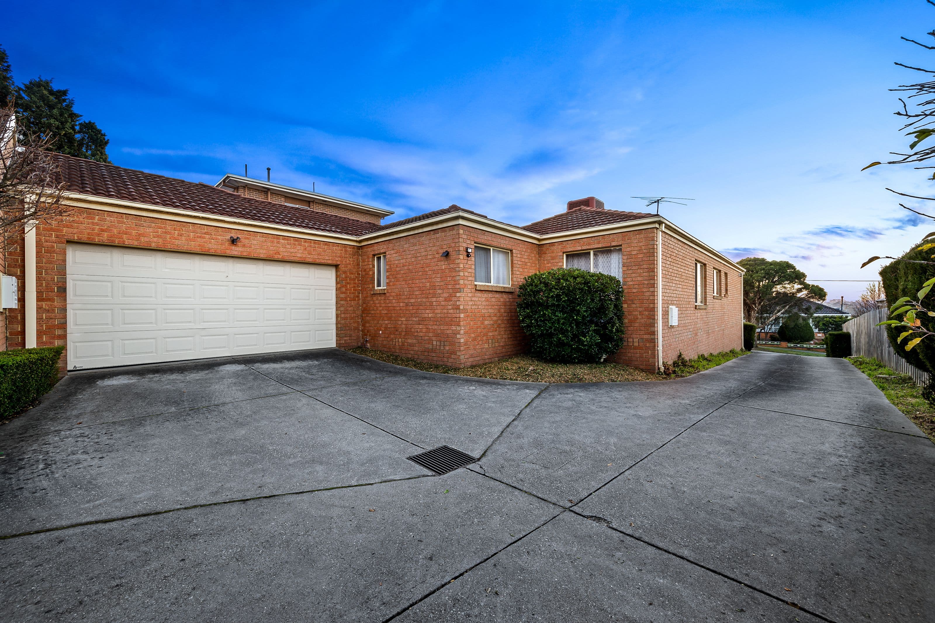 27 Mckenna Road, Glen Waverley VIC 3150, Glen Waverley - Thumbnail 2