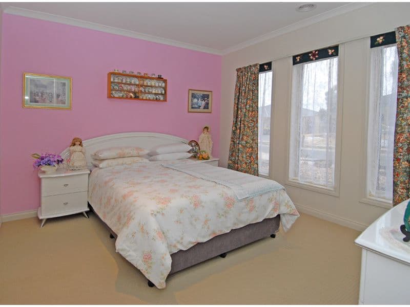 17 Menzies Drive, BURNSIDE HEIGHTS VIC 3023, Burnside Heights - Thumbnail 5